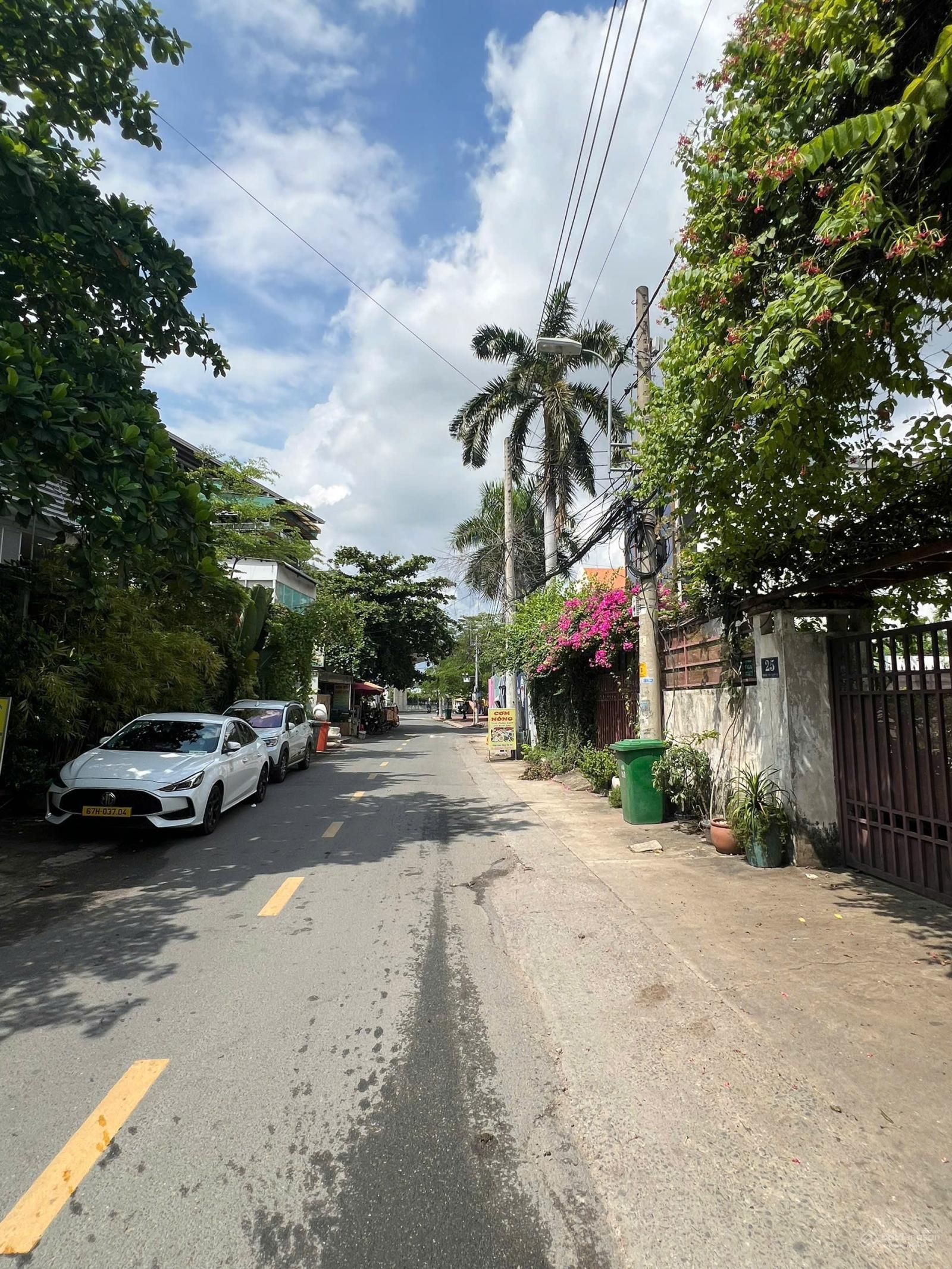 Bán khuôn đất ngay nhà Ga Metro An Phú, phường An Khánh, DT 18 x 33m. CTXD 50 tầng. Giá 180 tỷ