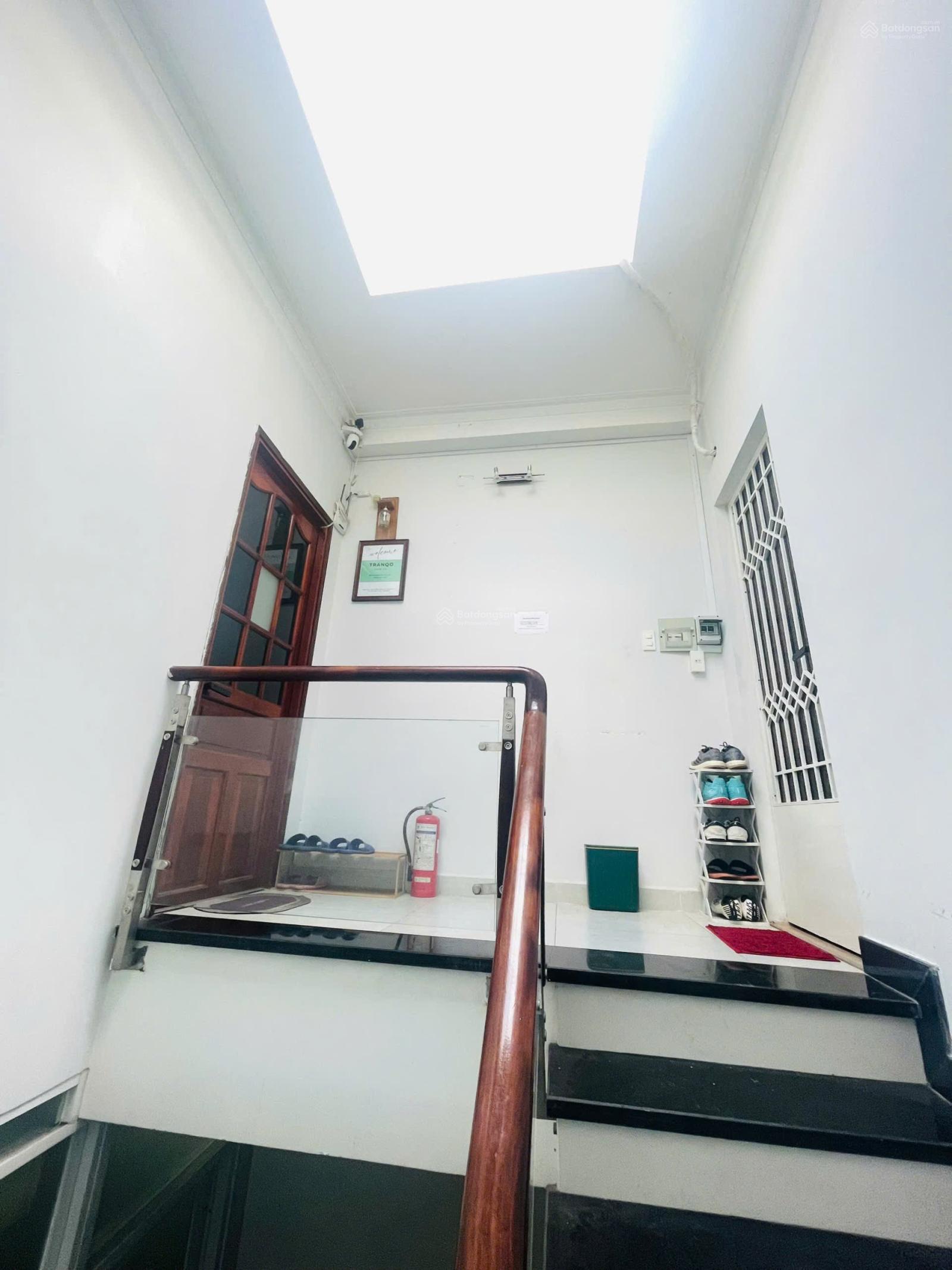 Bán nhà HXH đường Đề Thám, Quận 1, DT 4 x 18m, 3 tầng, Giá chỉ: 14.6 tỷ