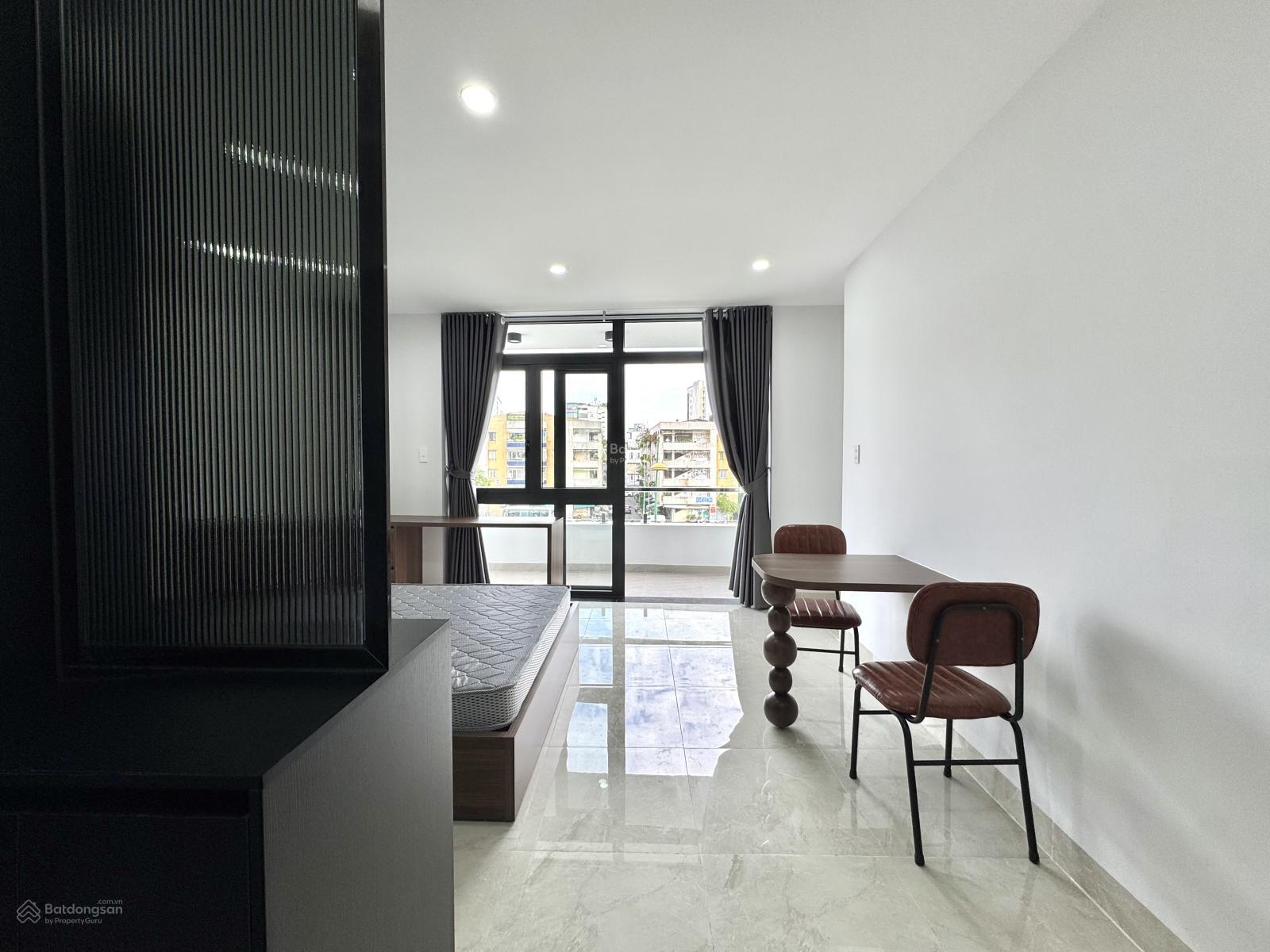 Cho thuê căn hộ ban công mới 100% ngay bờ kè Trường Sa, Quận 3