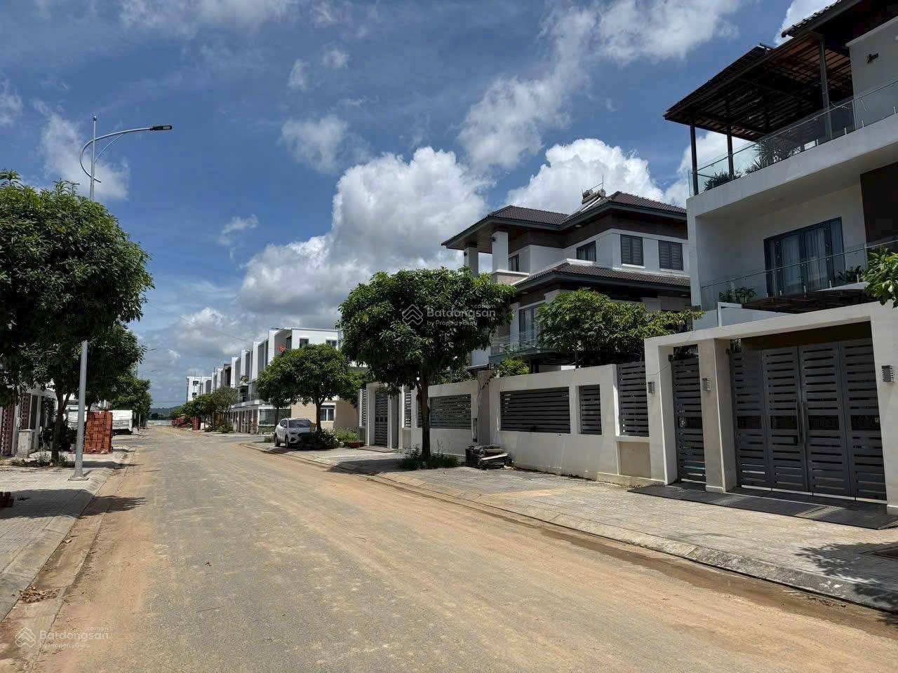 Bán gấp lô đất 120m2 Bà Rịa City Gate ngay trung tâm Bà Rịa giá 2.050 tỷ rất hời. LH Yến 0775 707 ***