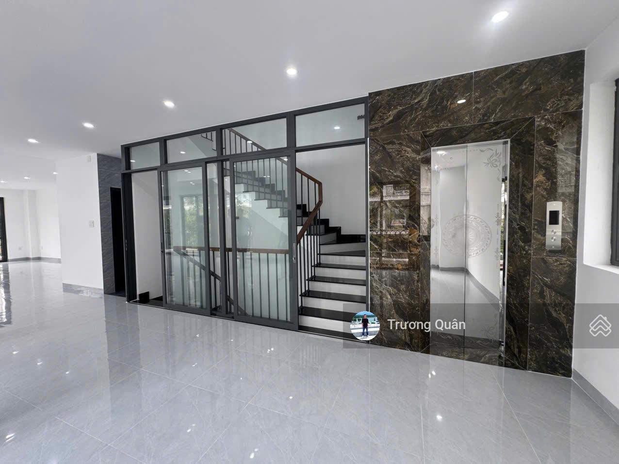 Nhà mới bàn giao ngay (Trệt + 2 lầu) DTSD ~ 360m2 góc 2MT hoàn thiện trống đầy đủ máy lạnh giá tốt