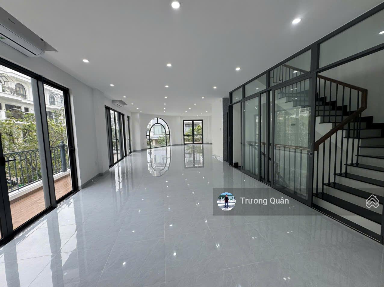 Nhà mới bàn giao ngay (Trệt + 2 lầu) DTSD ~ 360m2 góc 2MT hoàn thiện trống đầy đủ máy lạnh giá tốt