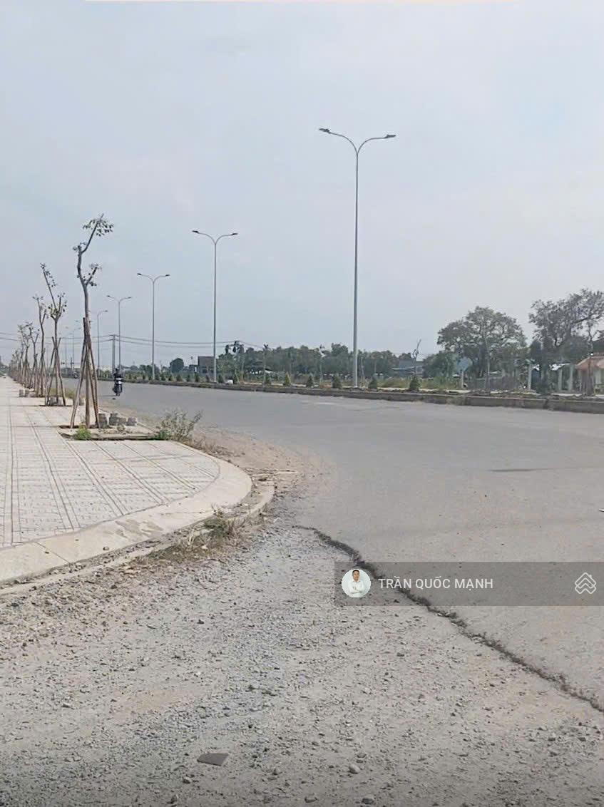 Bán Đất 1 sẹc đường 823D chỉ 150m. Mặt tiền bê tông 6m. giá 1,05 tỷ.. Liên hệ: 0832 369 ***