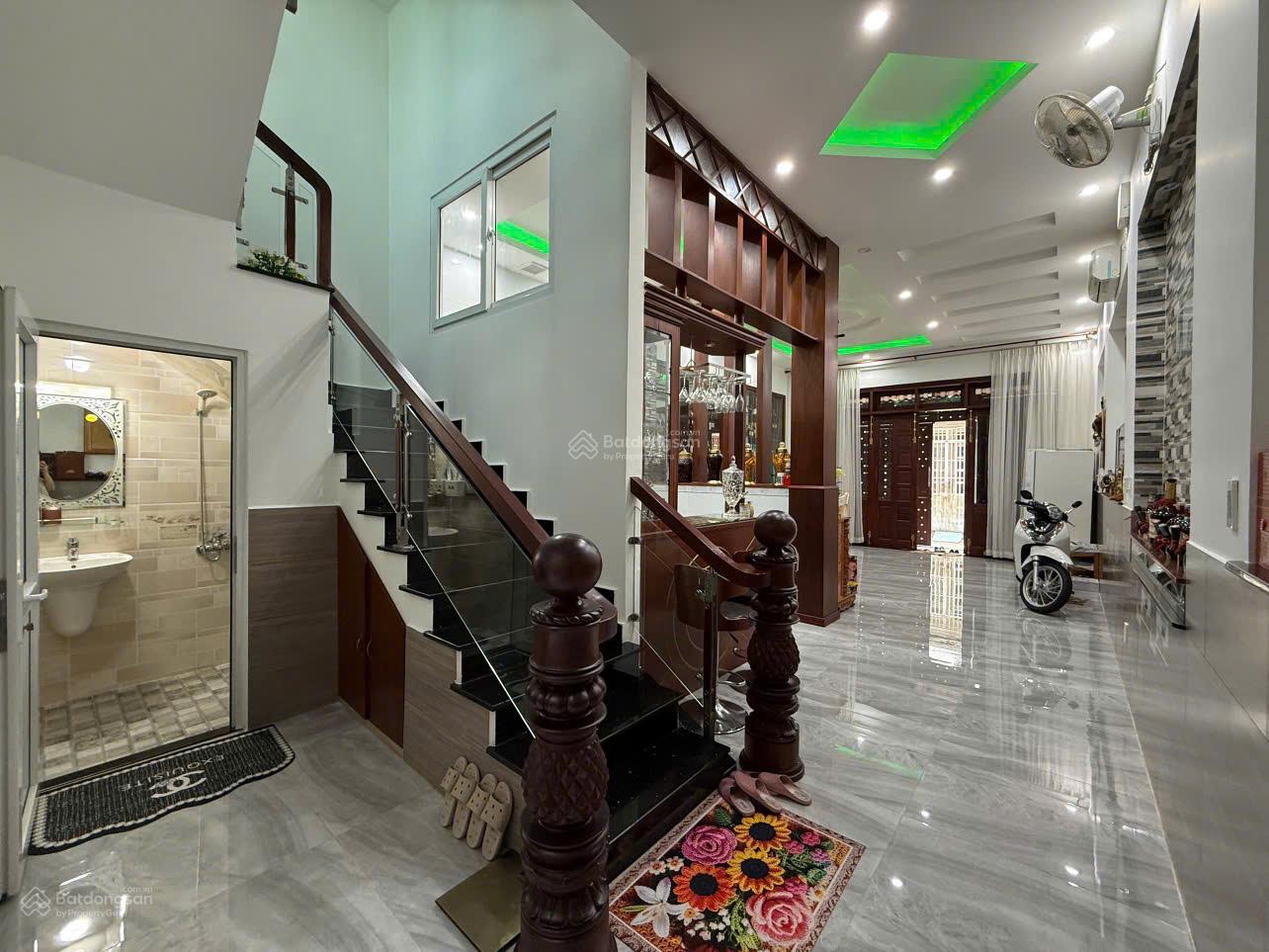 Siêu phẩm Q. 11 Lạc Long Quân 4 tầng (5.5x14)m. Thiết kế bề thế Siêu phẩm Q. 11 Lạc Long Quân 4 tầng (5.5x14)m. Thiết kế bề thế