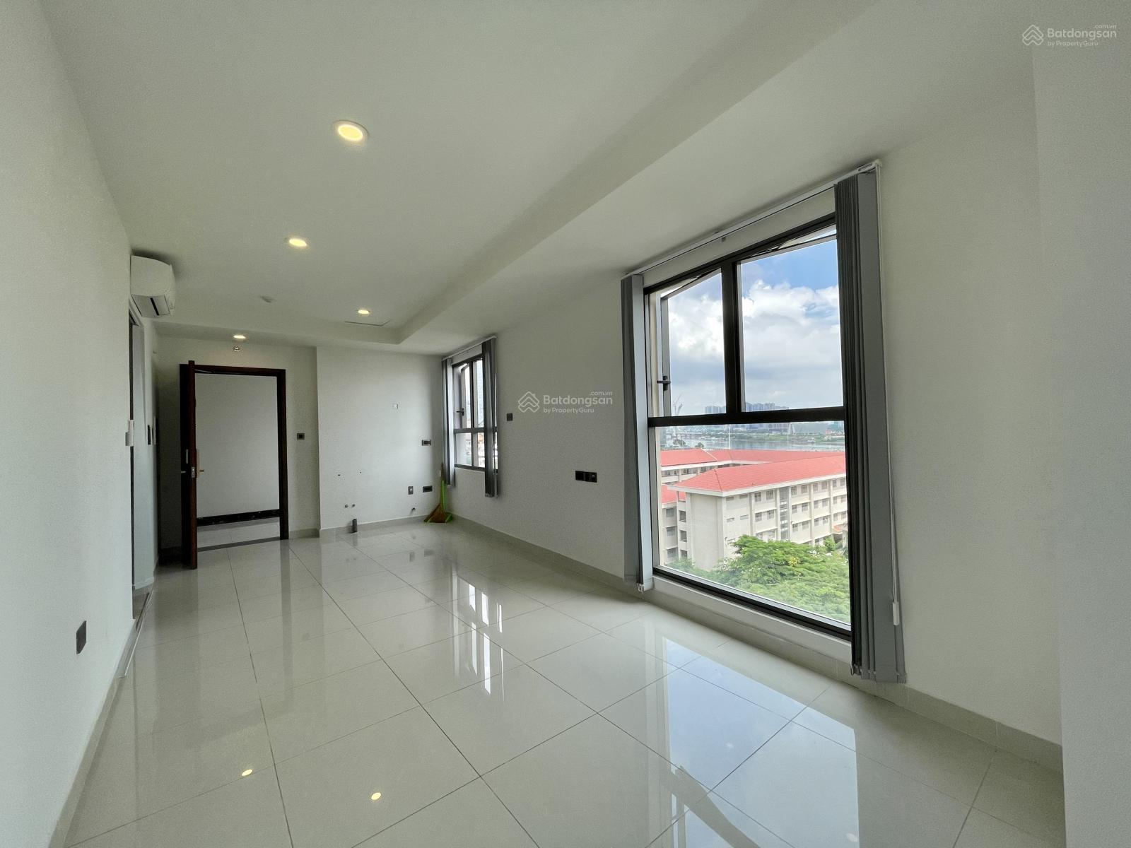 Cho thuê văn phòng officetel Saigon Royal 55m², view Bitexco, nội thất cơ bản, giá 18 triệu/tháng