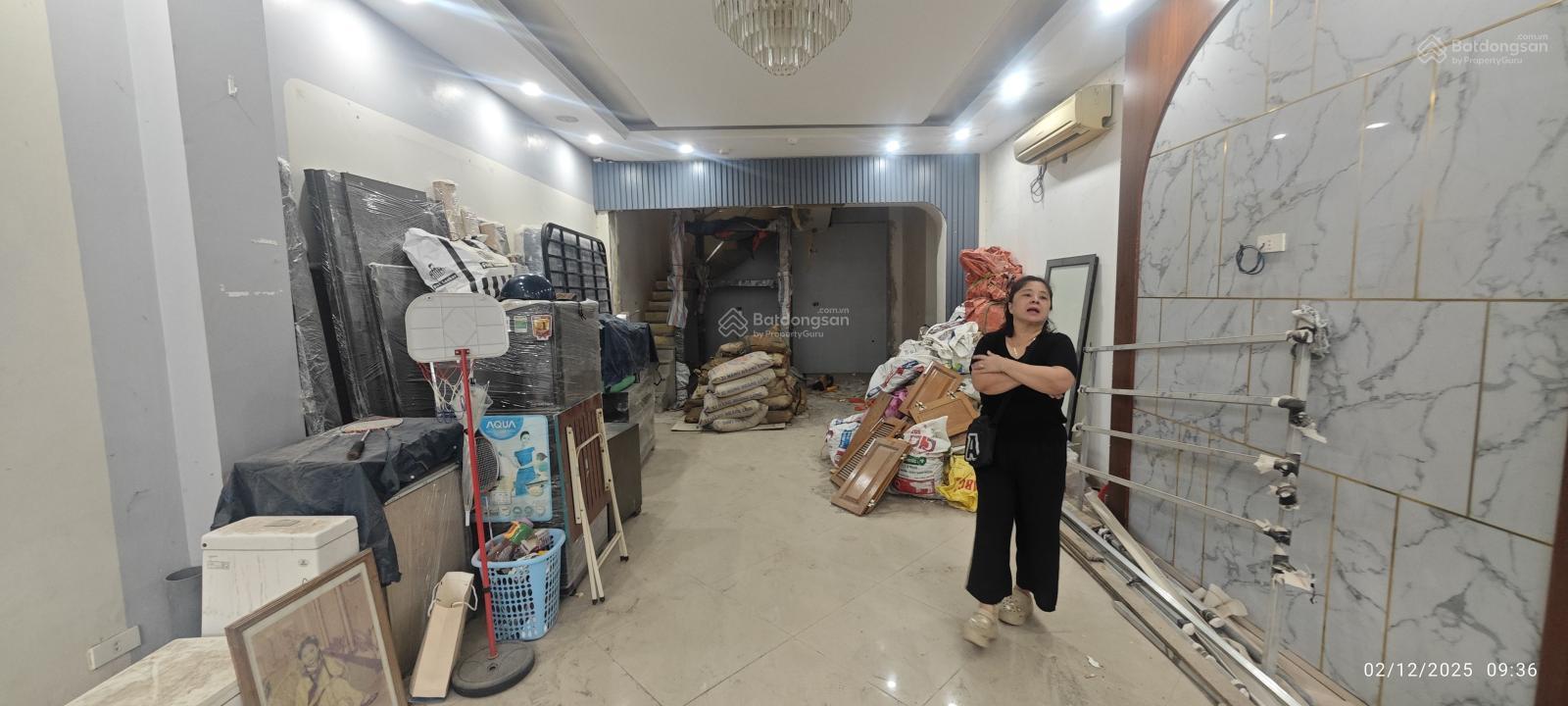 Cho thuê nhà vị trí đẹp mặt phố Lê Duẩn, DT 60m2x5 tầng thông sàn thang máy cuối, MT 8m vỉa hè rộng