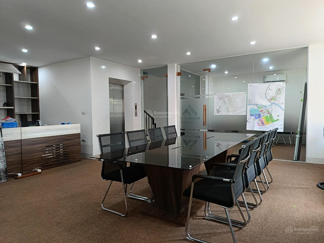 Cho thuê nhà Nguyễn Xiển lô góc 160m2 x 3,5 tầng thông sàn, giá 43 triệu/tháng