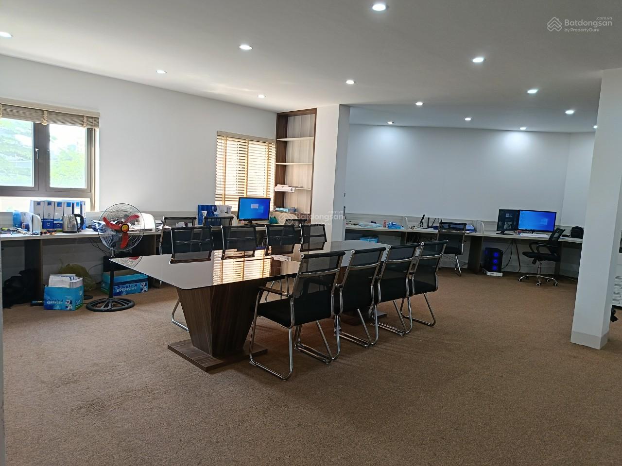 Cho thuê nhà Nguyễn Xiển lô góc 160m2 x 3,5 tầng thông sàn, giá 43 triệu/tháng