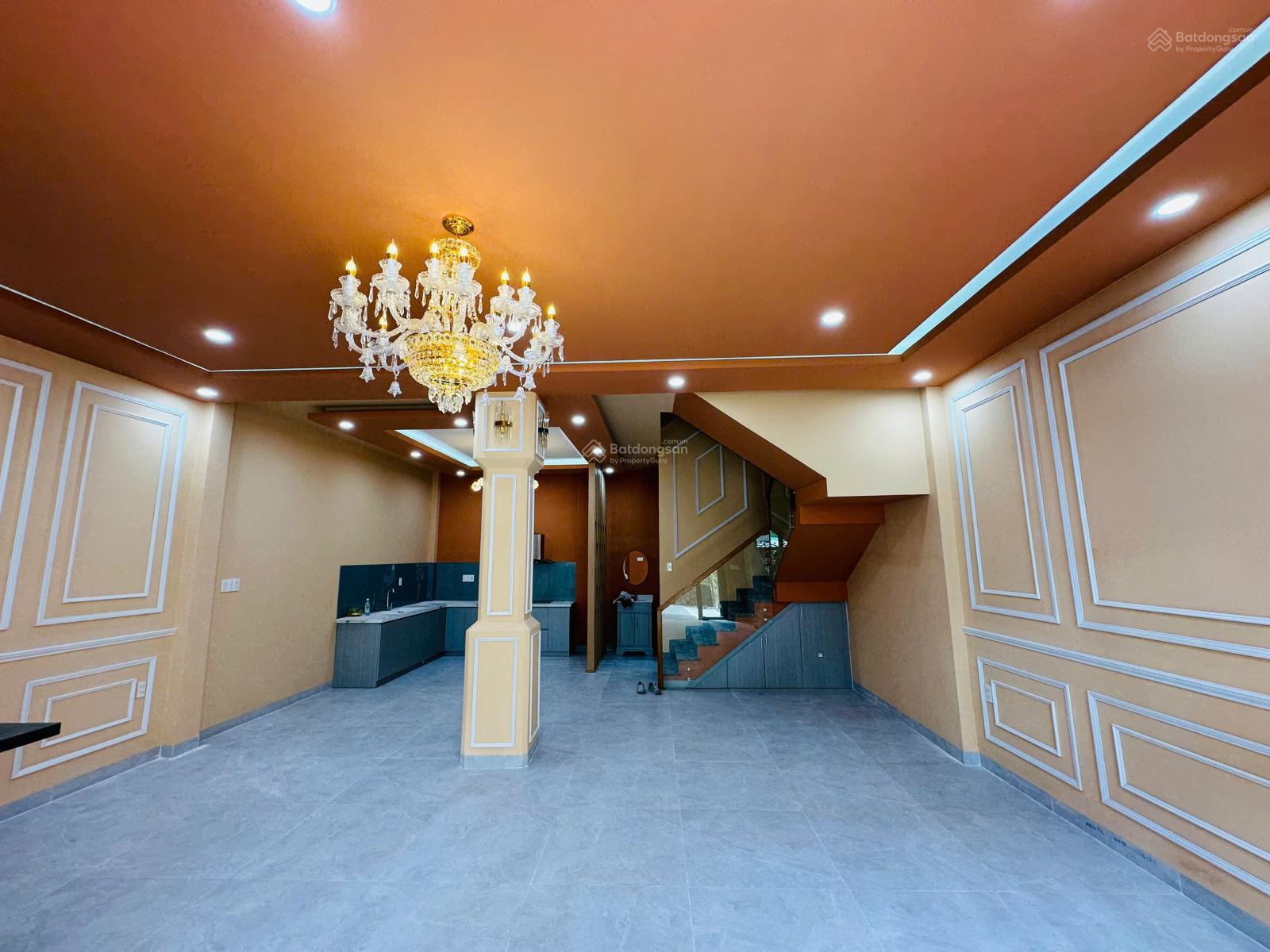 Nhà đẹp 3 tầng xây mới 100% ở Vĩnh Phước - trung tâm Nha Trang, cách biển 500m