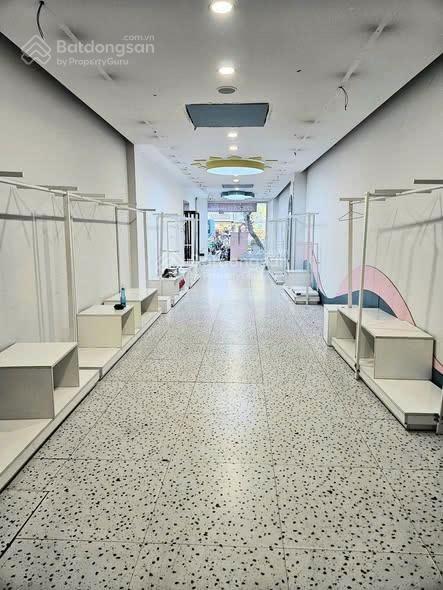 Cho thuê nhà mặt phố Đường Cầu Giấy, DT 80m2x4 tầng, MT 4.5m, Giá 55tr, LH 0968 896 ***