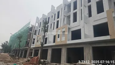 Bán nhà liền kề mặt đường 25m, trước mặt là 24 tòa chung cư, vị trí kinh doanh tốt.