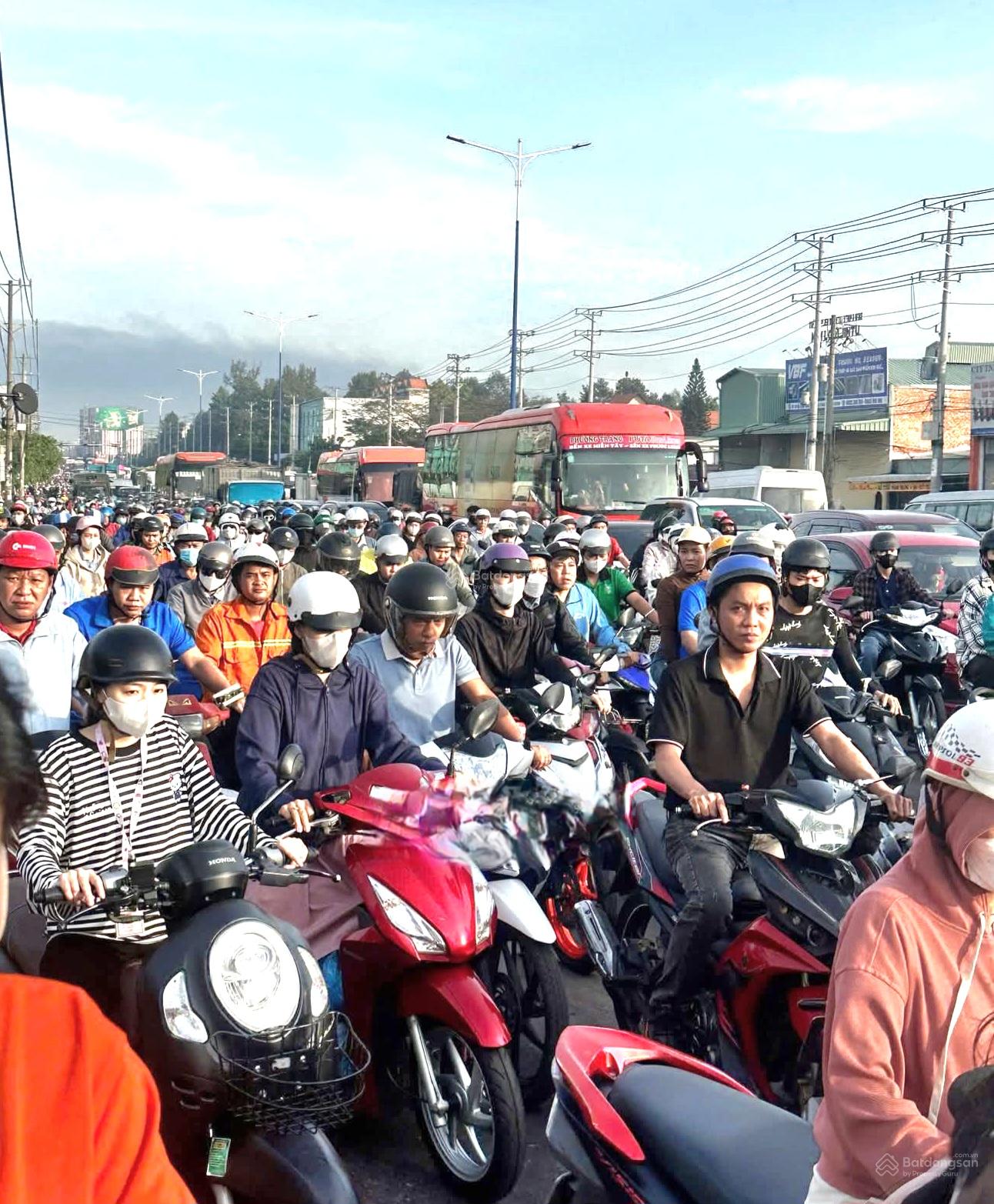 Bán nhà lầu mặt tiền đường chính D1 kinh doanh trong KDC giá tốt.