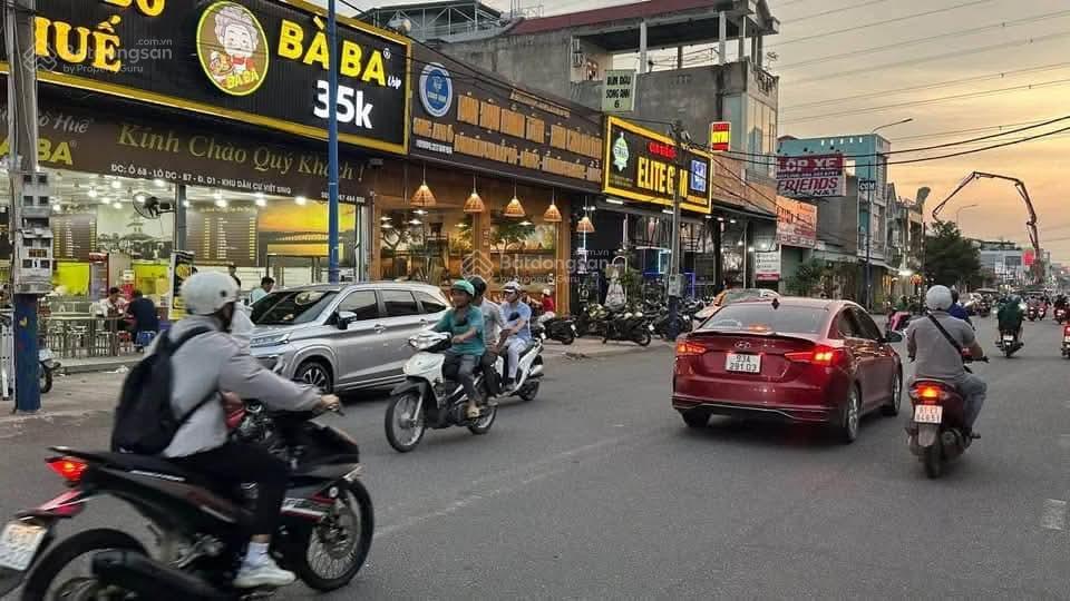 Bán nhà lầu mặt tiền đường chính D1 kinh doanh trong KDC giá tốt. Bán nhà lầu mặt tiền đường chính D1 kinh doanh trong KDC giá tốt.