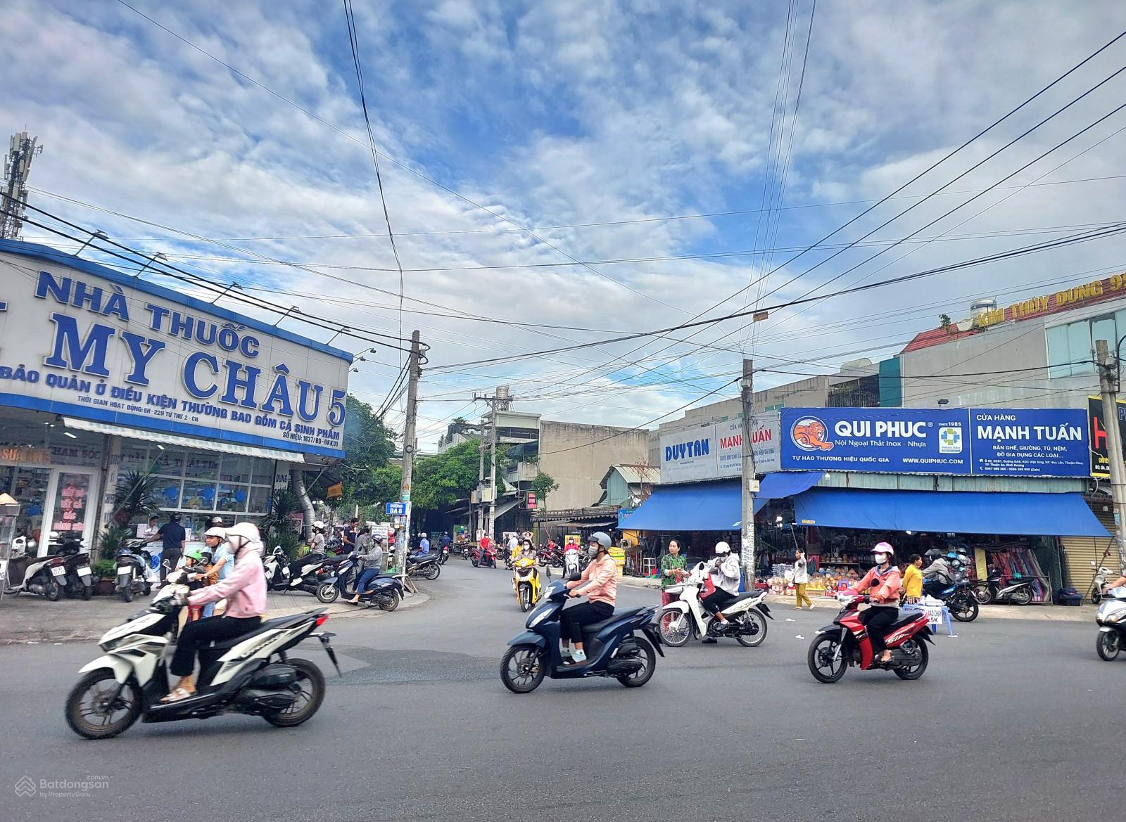 Bán nhà lầu mặt tiền đường chính D1 kinh doanh trong KDC giá tốt. Bán nhà lầu mặt tiền đường chính D1 kinh doanh trong KDC giá tốt.