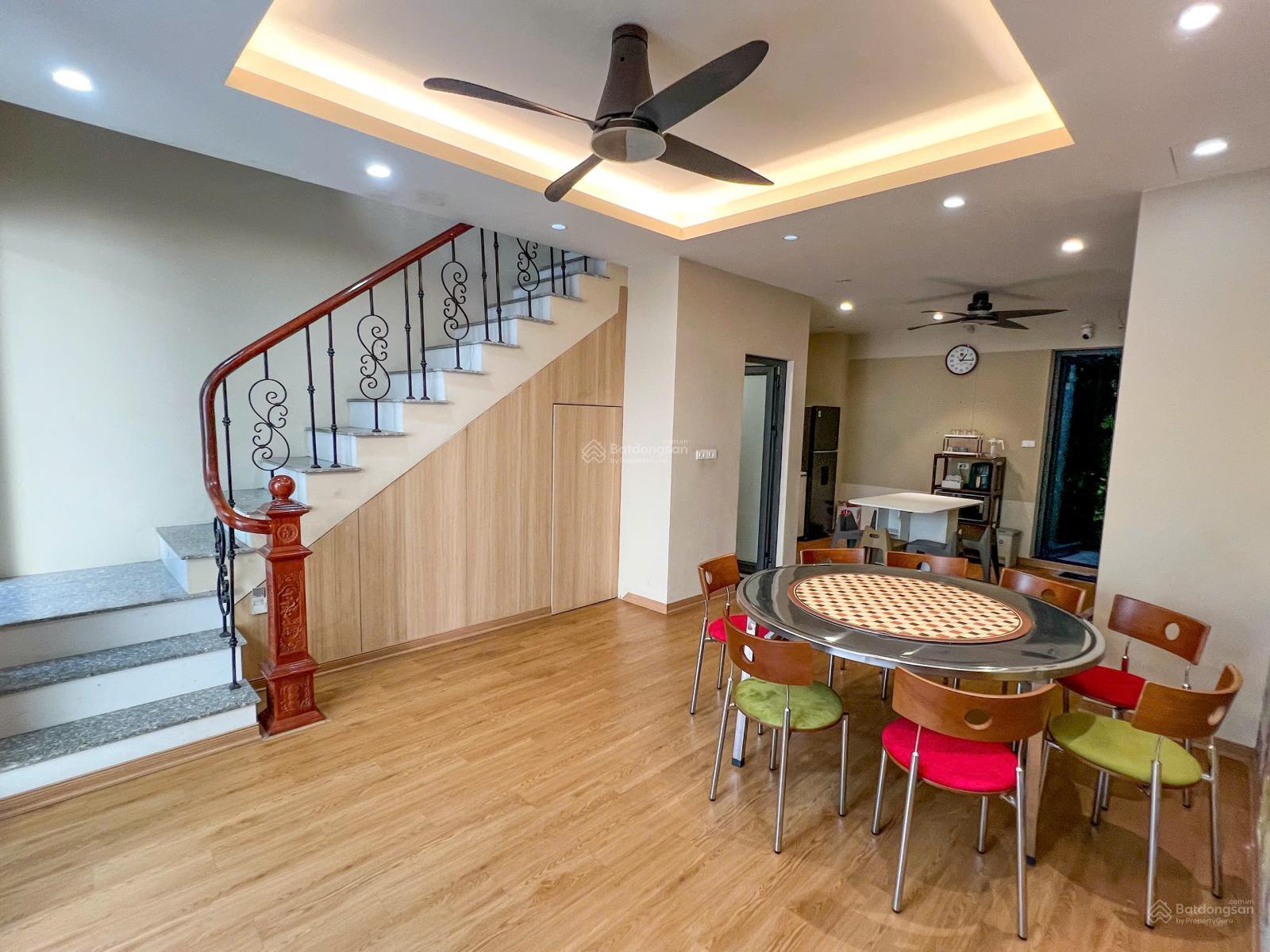 Cho thuê nhà riêng tại Long Biên gần Mipec Long Biên và trường Pháp, đủ đồ. Giá 12tr/tháng