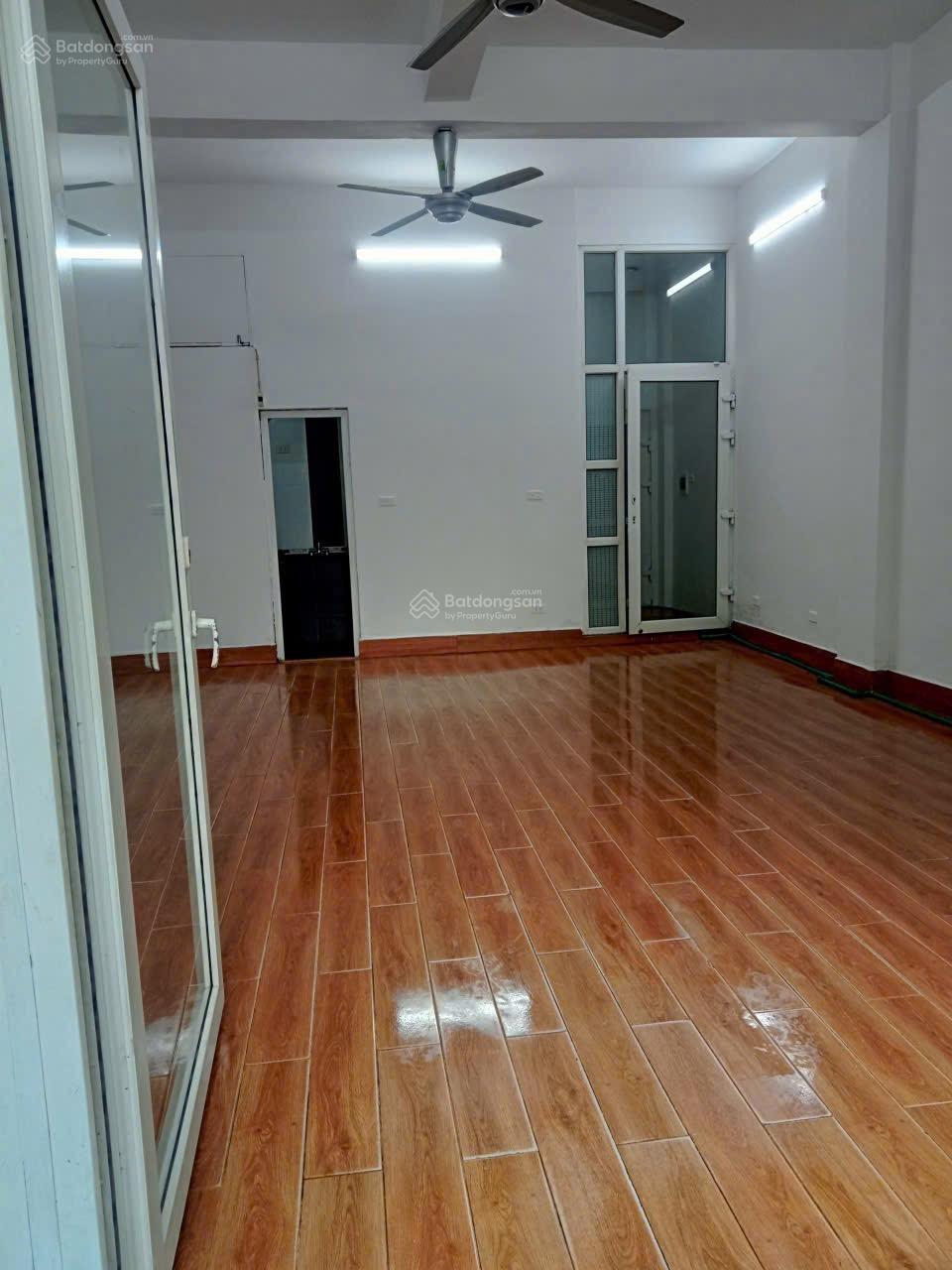 Cho thuê tầng 1,2 nhà phố Nguyễn Khánh Toàn. 120m x 2 tầng. Mặt tiền 5.5m. Giá 35tr/tháng