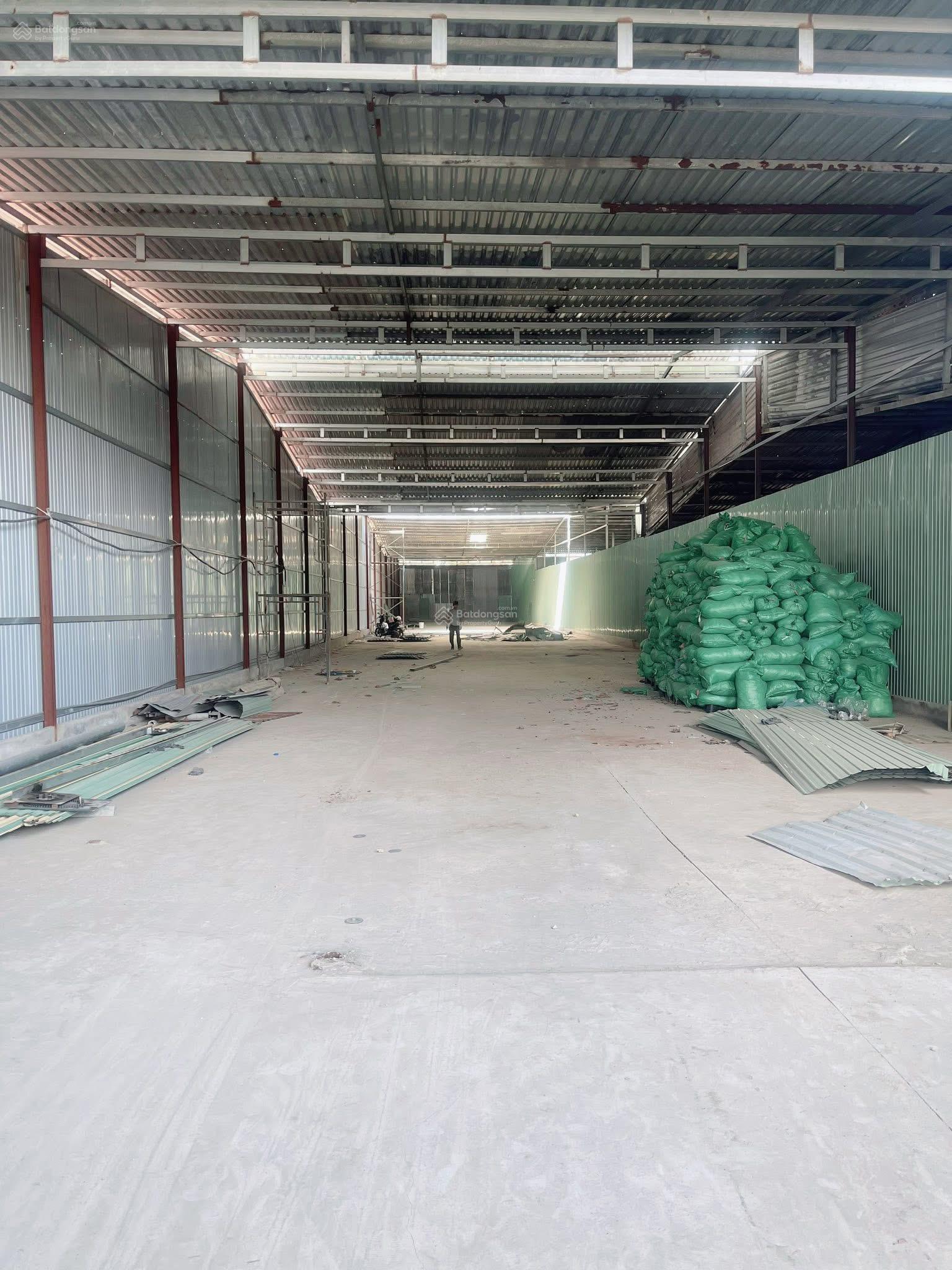 Cho thuê xưởng 1.300m2 gần ngã ba Ông Xã Dĩ An có 3 pha