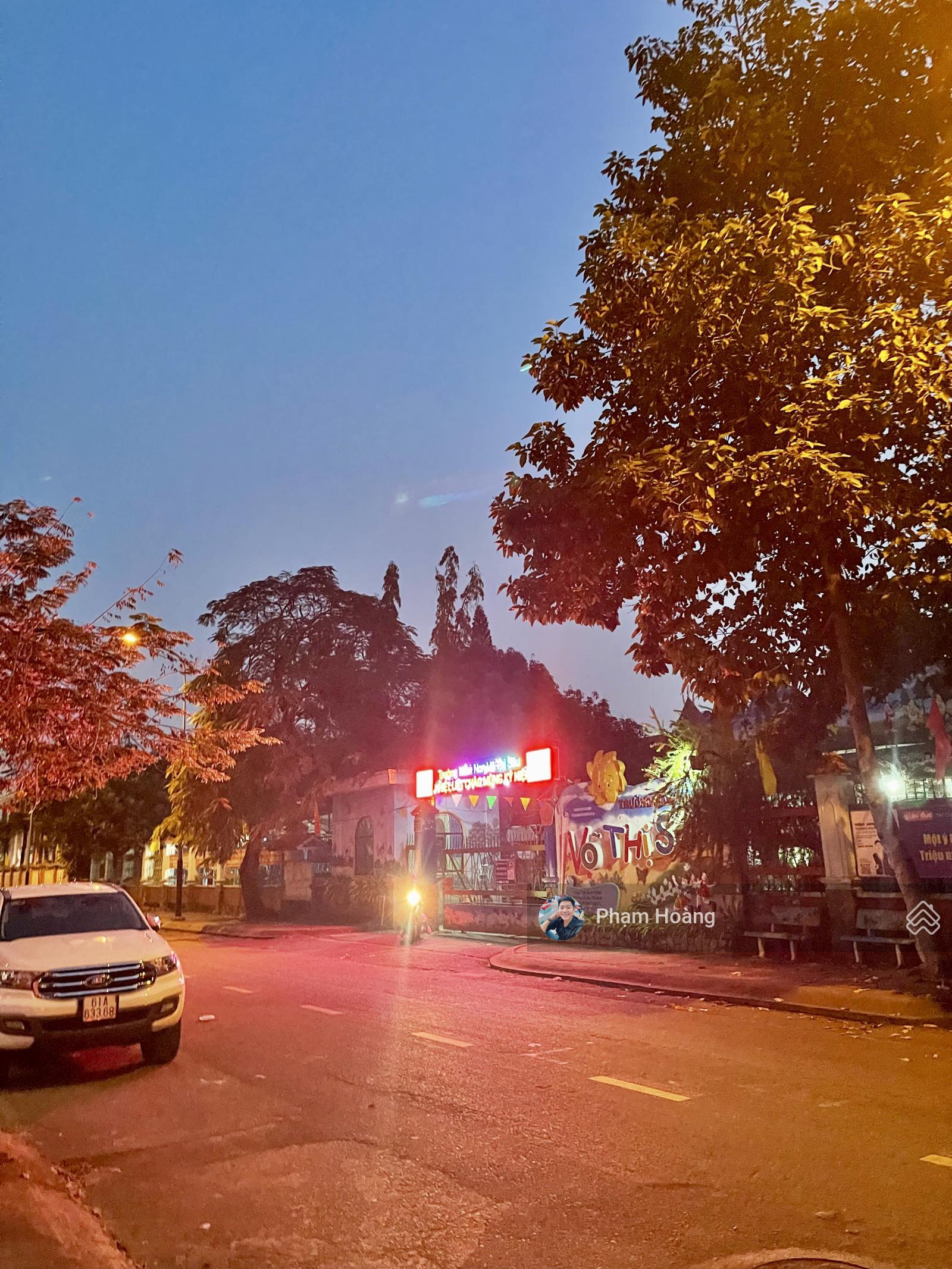 Chính chủ cẩn bán TTHC Dĩ An vị trí buôn bán kinh doanh đối diện trường với chiều ngang 5 DT 120m2 Chính chủ cẩn bán TTHC Dĩ An vị trí buôn bán kinh doanh đối diện trường với chiều ngang 5 DT 120m2