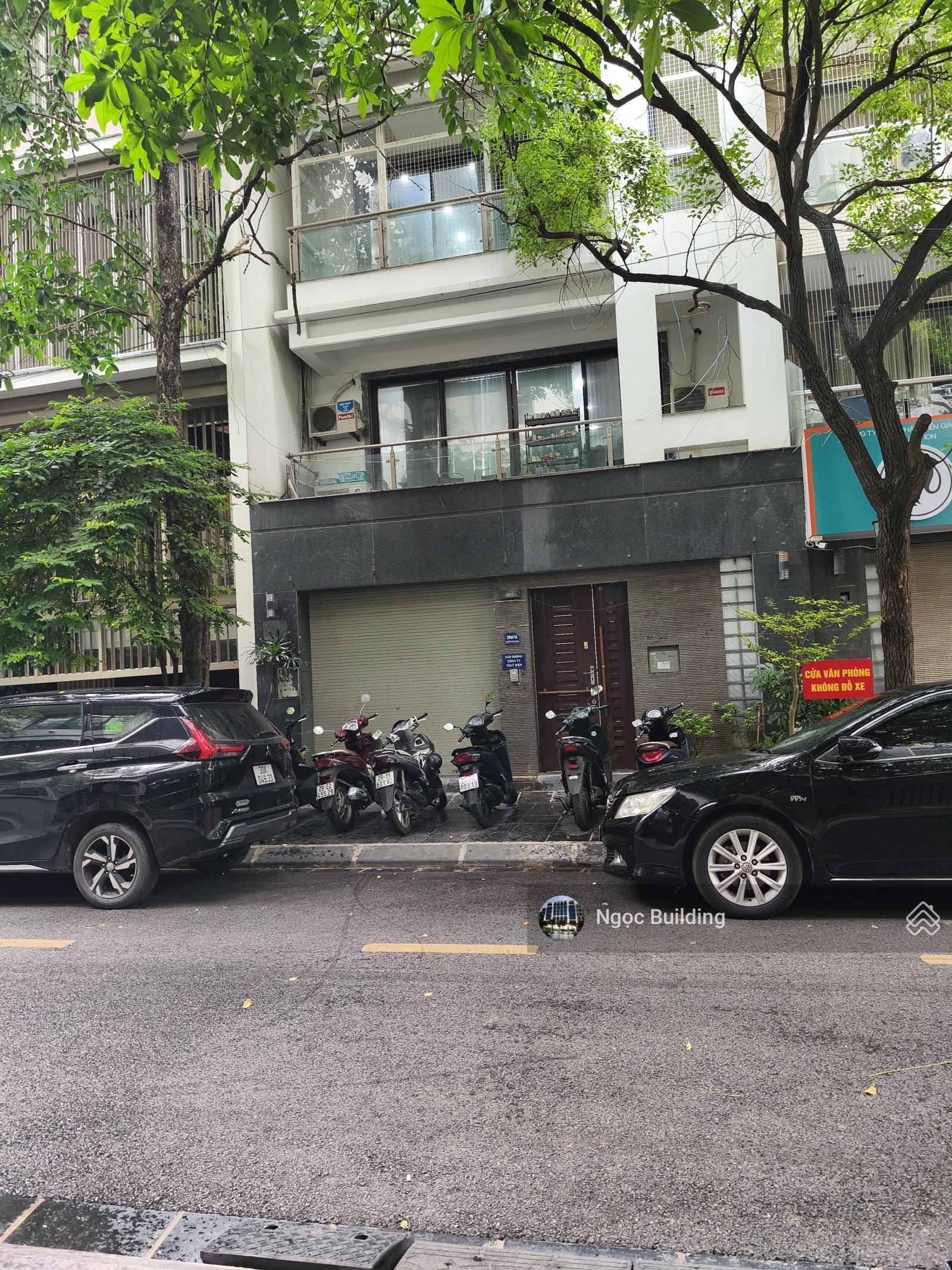 Cần tiền bán gấp nhà gần mặt phố ĐTM Yên Hoà - Trung Yên - Trung Kính. DT 101,9m2 x 5T. Giá 31,9 tỷ