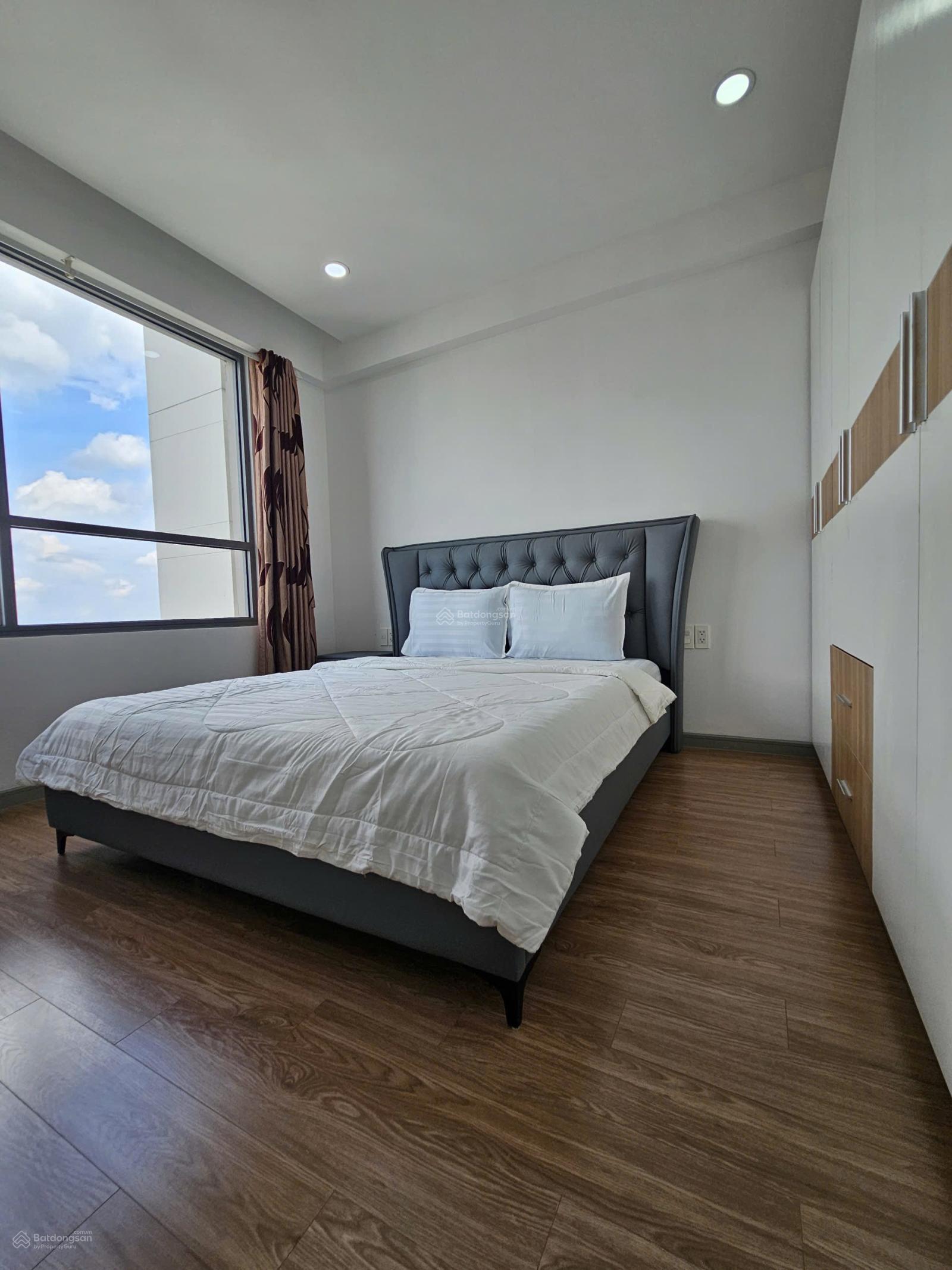 Bán CC 2PN full nội thất 81m2 tại Bến Vân Đồn, Quận 4, HCM, giá 8,2 tỷ. View pháo hoa