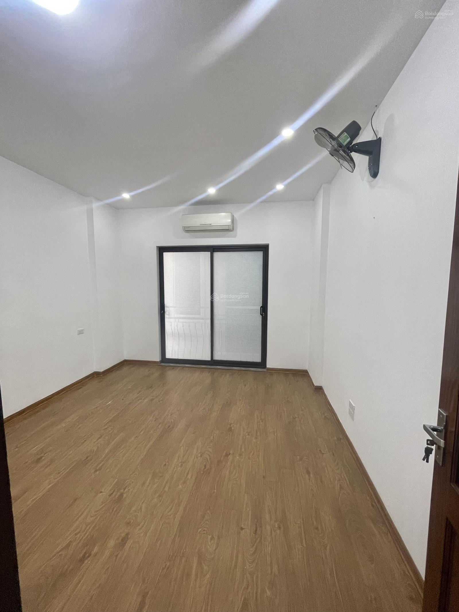 Nhà 30m x 5 tầng Việt Hưng ngay sau BigC Long Biên cách đường lớn oto tránh đỗ ngày đêm chỉ 15m Nhà 30m x 5 tầng Việt Hưng ngay sau BigC Long Biên cách đường lớn oto tránh đỗ ngày đêm chỉ 15m