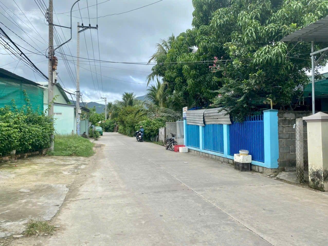 Mặt tiền 12.2 m, diện tích 302 m2 tại đường Xuân Lạc, Vĩnh Ngọc, Nha Trang. Vị trí đẹp gần sông