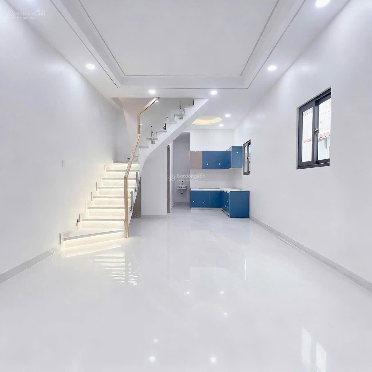 Bán nhà đẹp 2 tầng vào ở ngay trên đường đoàn văn bơ. Bán nhà đẹp 2 tầng vào ở ngay trên đường đoàn văn bơ.