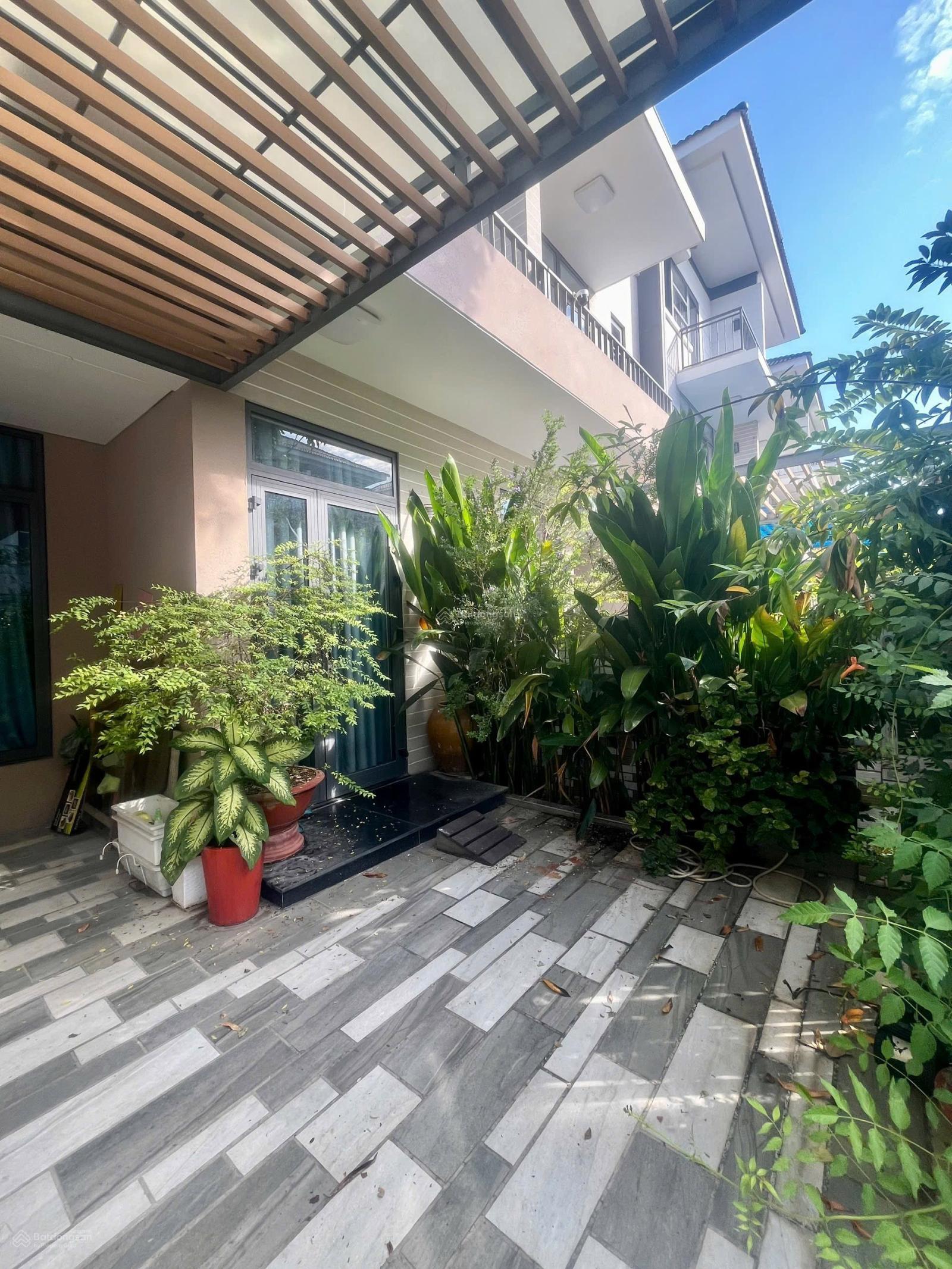 Bán BT Lavila DT 96.8m2 Full nội thất 3pn, 4wc, sổ hồng, hướng đông nam Giá siêu tốt 13tỷ .