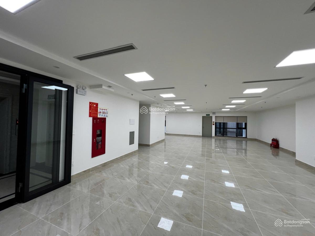 Cho thuê nhà 4 tầng mặt đường Láng. Diện tích tầng 1: 469 m2, tầng 2 tầng 3: 454 m2, tầng 4: 301 m2