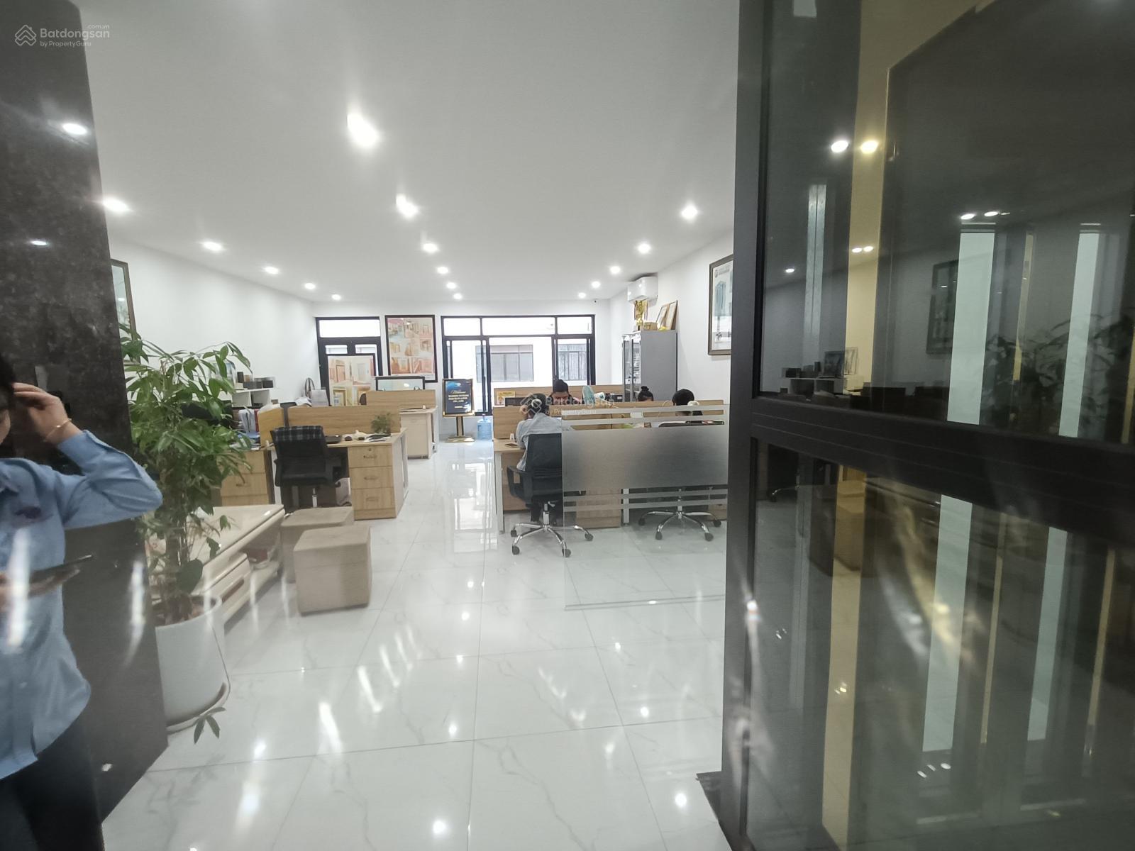 Cho thuê nhà Vinhomes Gardenia Hàm Nghi DT 95m, 5 tầng, MT 6m, thông sàn, Thang máy.điều hòa giá 55