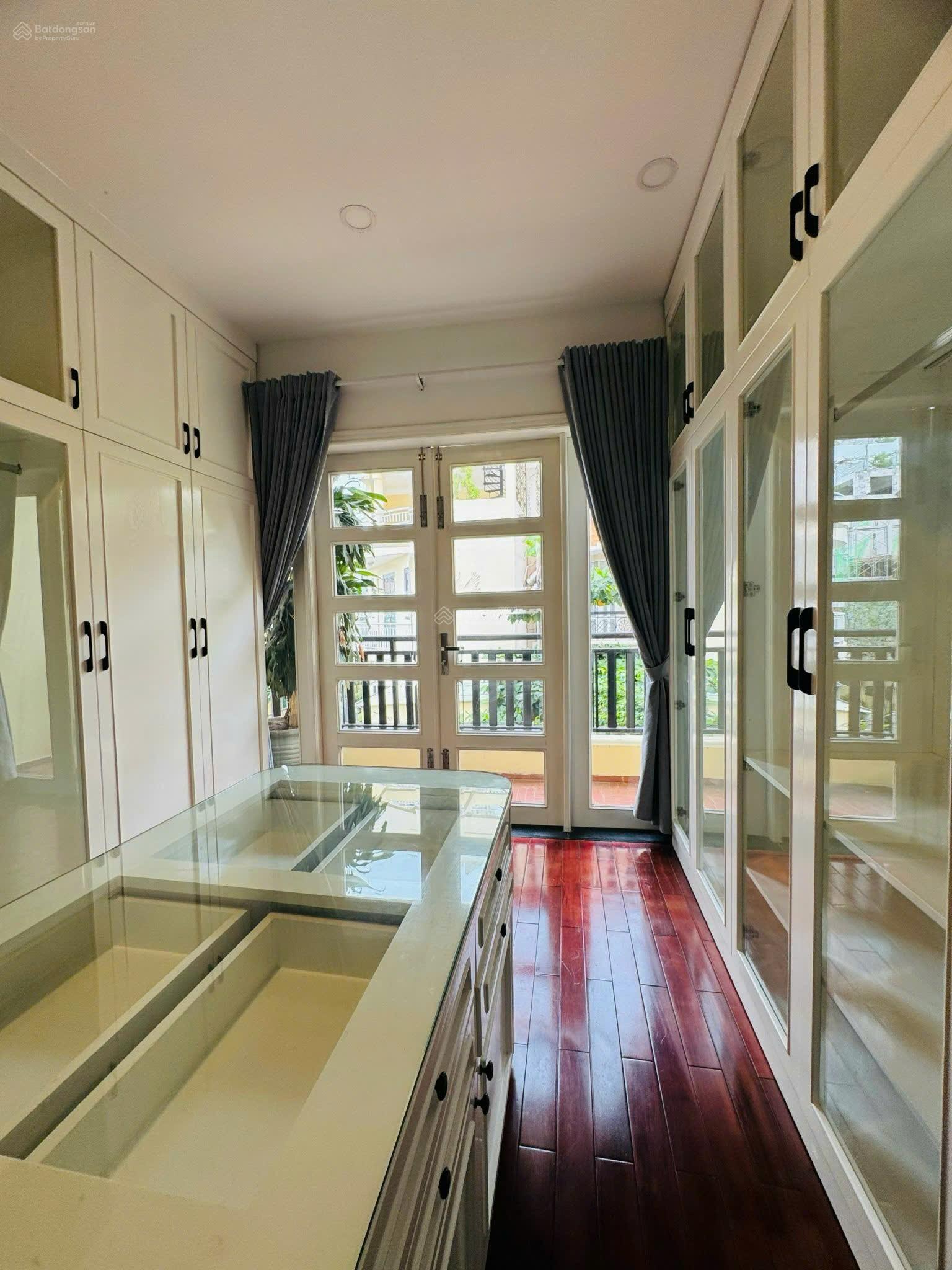 Bán biệt thự Góc 2 mặt tiền đường số 47 Thảo Điền, Quận 2, DT: 12x14m. 4 tầng. Giá chỉ 26.5 tỷ