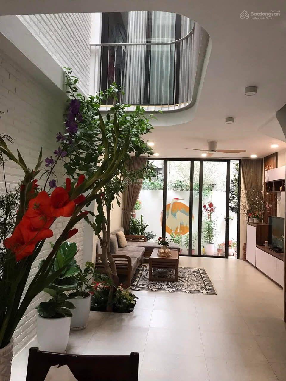 Bán nhà riêng ngã 3 Hào Nam Cát Linh, Đống Đa - gần Hoàng Cầu diện tích rộng - gần phố - hai thoáng