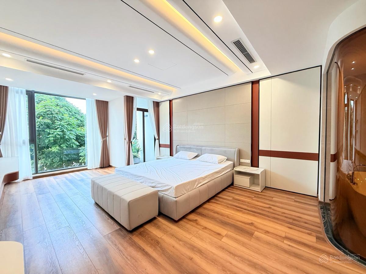 Gấp! Cho thuê nhà phố Kim Mã Thượng, Liễu Giai! Lô góc, ngõ 7m. 175m2*4tầng. 5PN. Ở, KD, Bar, cafe