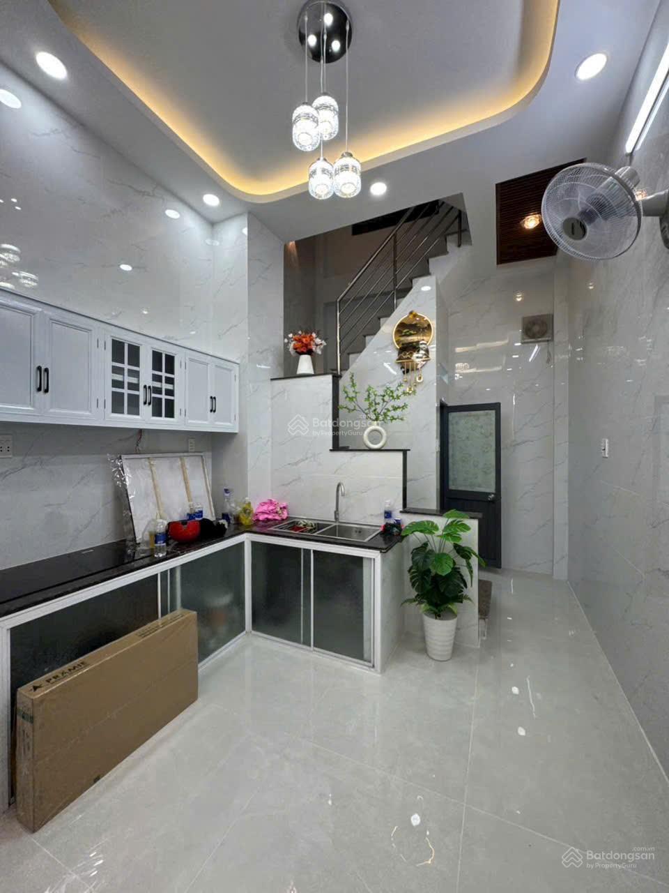 Bán nhà trung tâm Quận 11, hẻm 3/2  trệt 2 lầu sân thượng  ở rất sướng