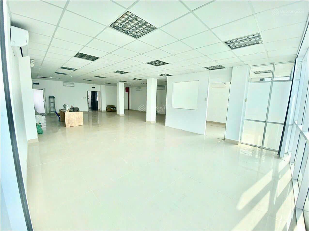 Cho thuê Văn phòng Bến Vân Đồn - ngay Cầu Calmette. DT: 160m2...Giá: 42 triệu