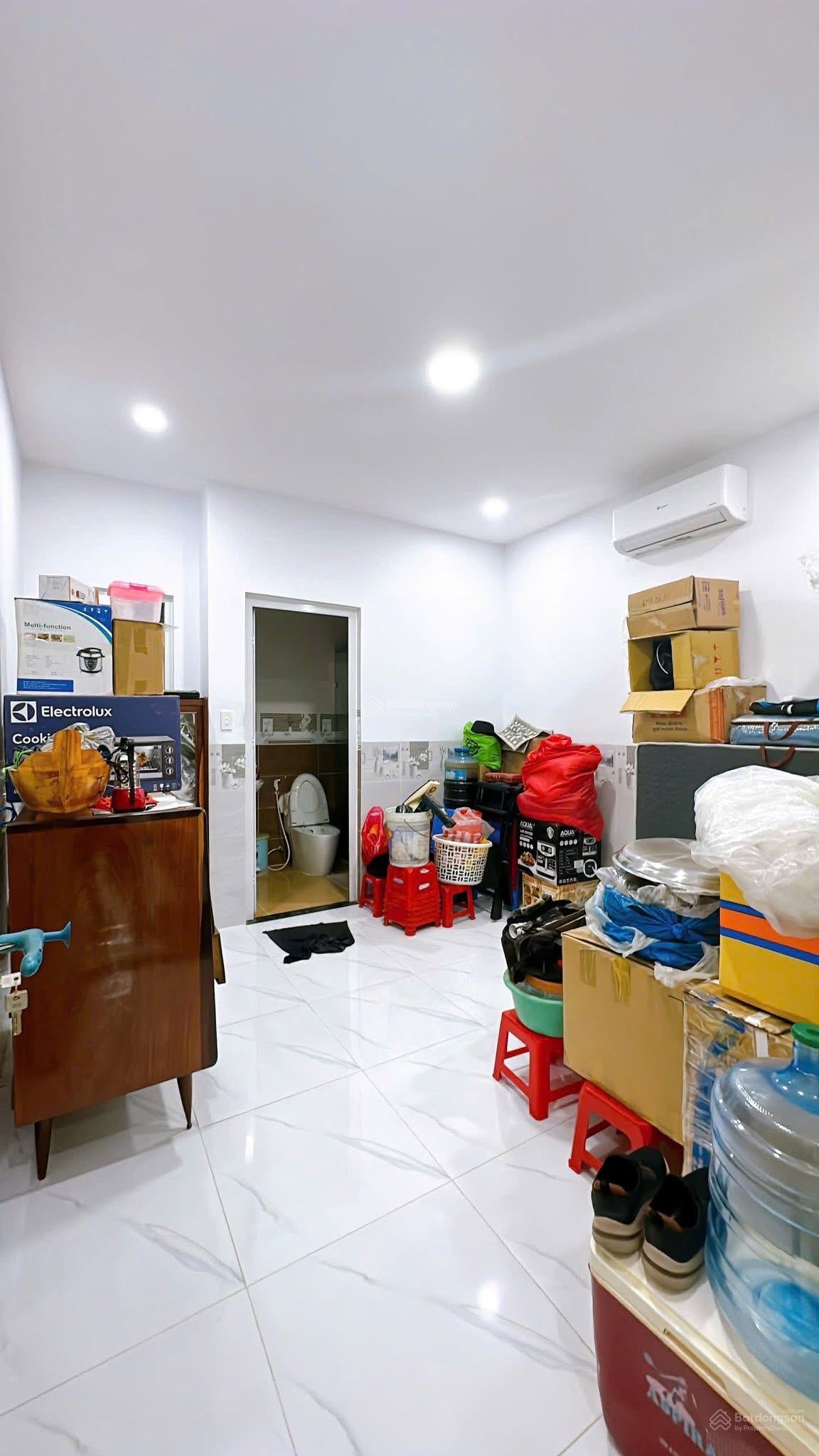 BÁN NHÀ 4 TẦNG 6 PHÒNG NGỦ KẾ BÊN NHÀ THỜ XÓM CHIẾU QUẬN 4