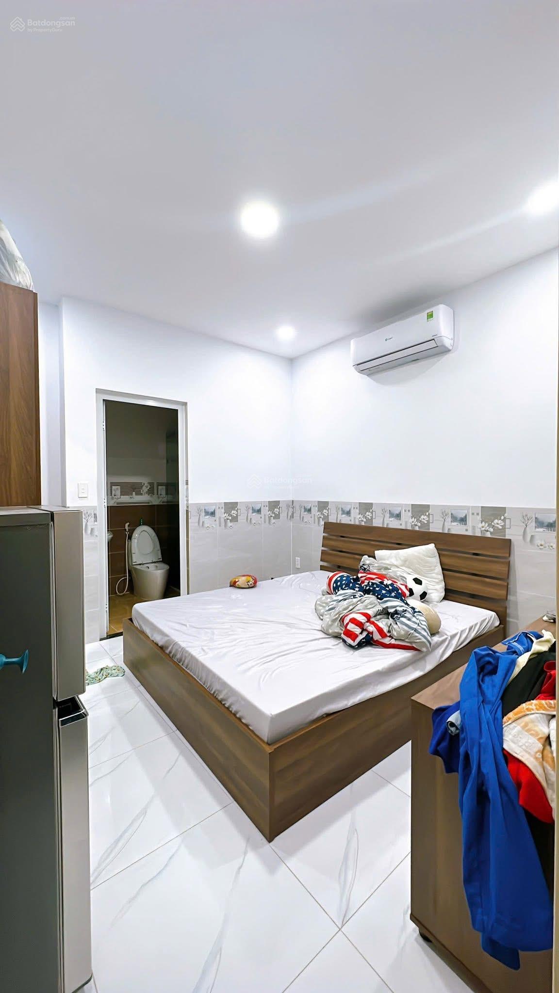 BÁN NHÀ 4 TẦNG 6 PHÒNG NGỦ KẾ BÊN NHÀ THỜ XÓM CHIẾU QUẬN 4