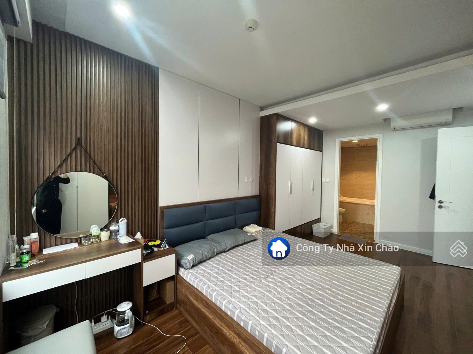 Bán căn hộ 3 ngủ rộng Top 1 giá 13.2 tỷ toà C3 Dcapitale Trần Duy Hưng. Bếp mở, view thoáng.