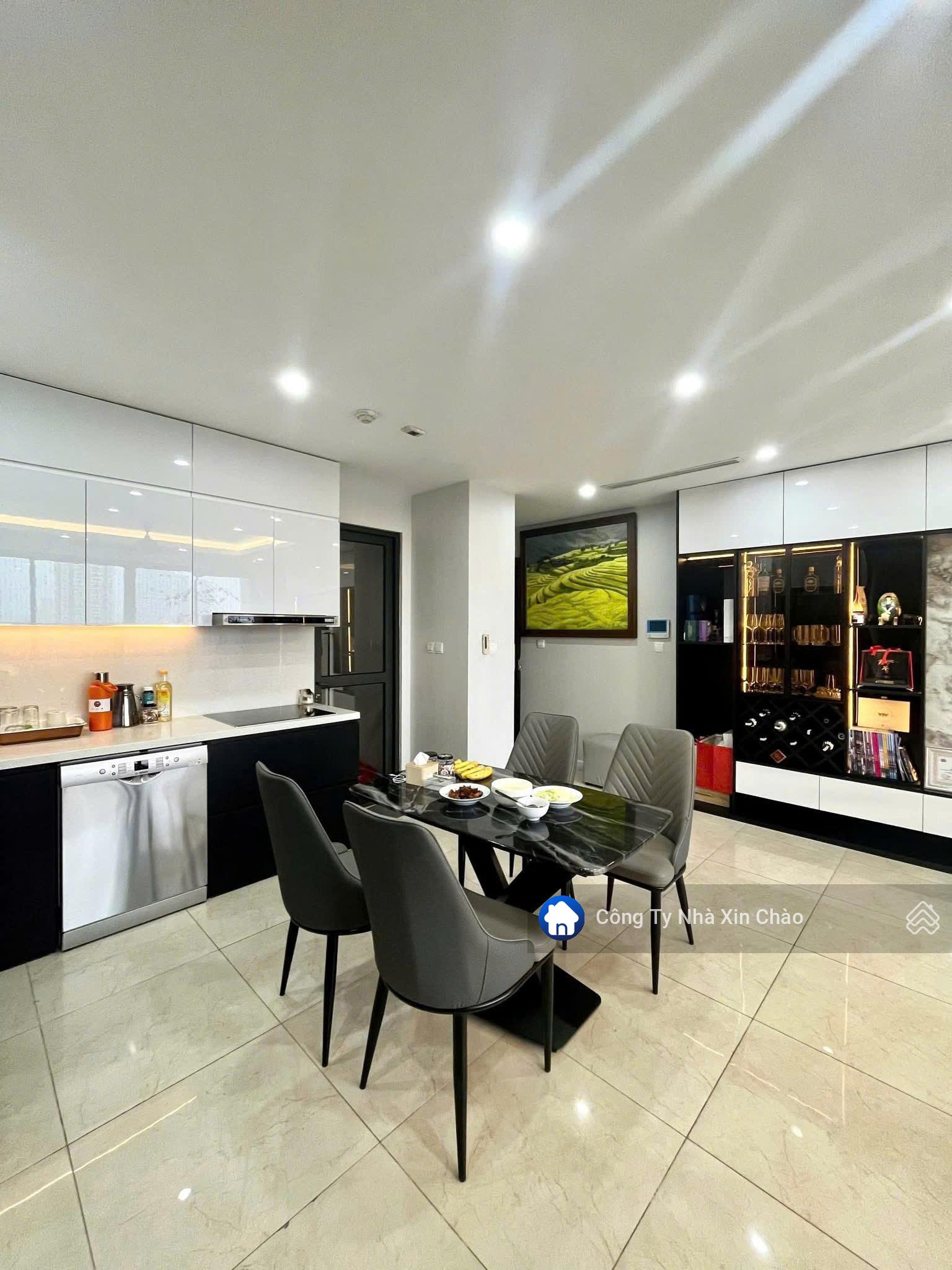 Bán căn hộ 3 ngủ rộng Top 1 giá 13.2 tỷ toà C3 Dcapitale Trần Duy Hưng. Bếp mở, view thoáng.