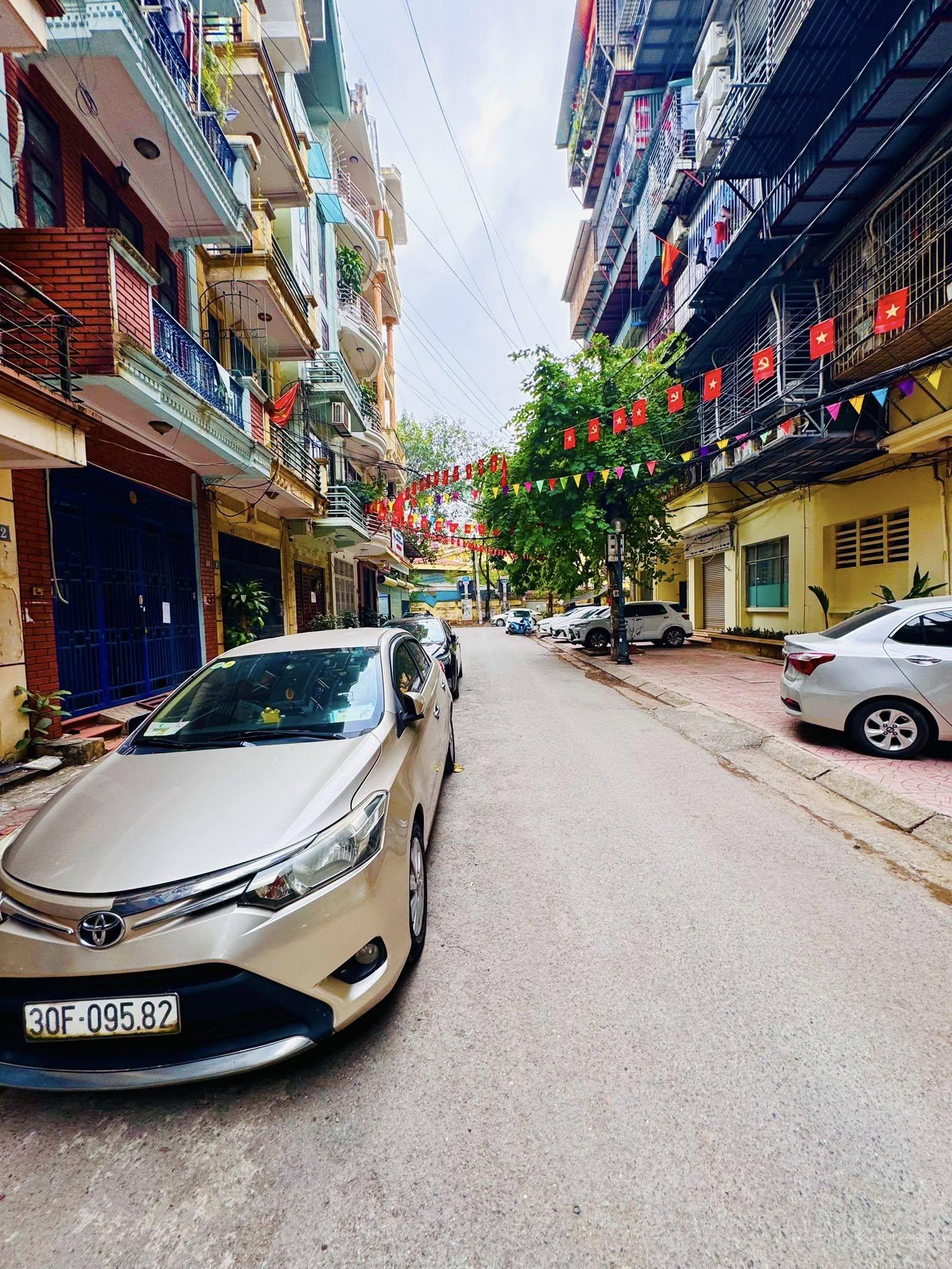 Phân lô, ô tô tránh dừng đỗ, gần phố Nguyễn Khánh Toàn 99m2 mặt tiền 7.5m 4 tầng giá 44 tỷ