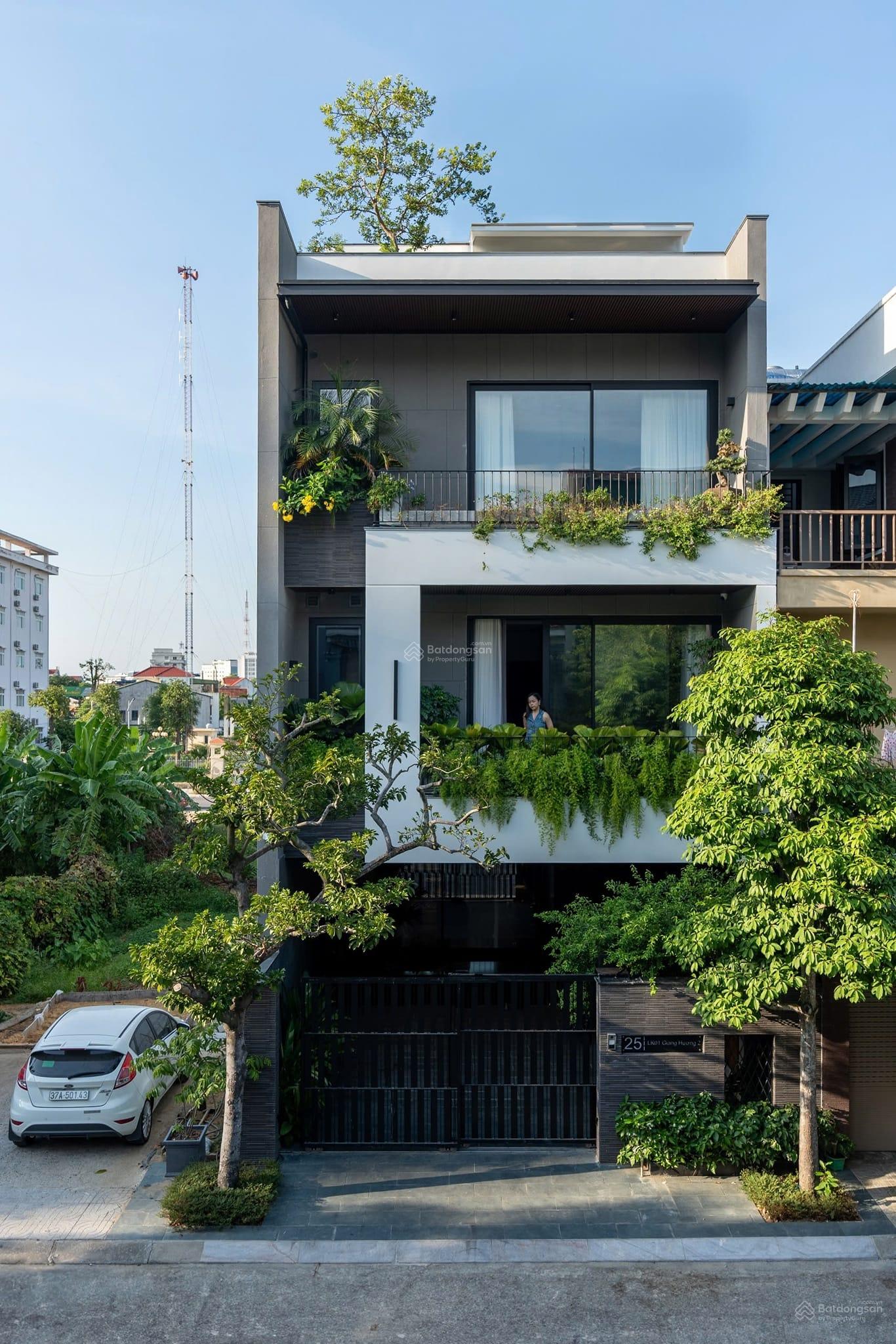 Chính chủ cho thuê biệt thự sân vườn tại Đỗ Quang - KĐT Trung Hoà thang máy full đồ xịn có hầm