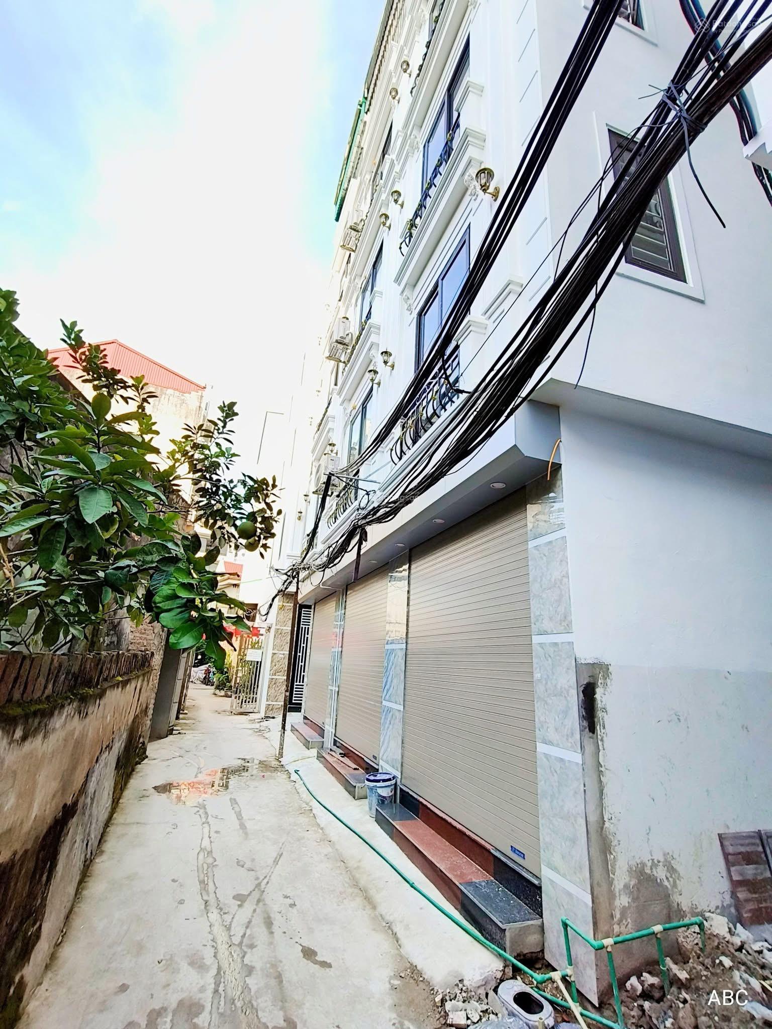 Bán nhà phố Việt Hưng. Rộng 30m2 xây 5 tầng mới. Cách phố chỉ 40m ngõ rộng đẹp . Sổ chính chủ