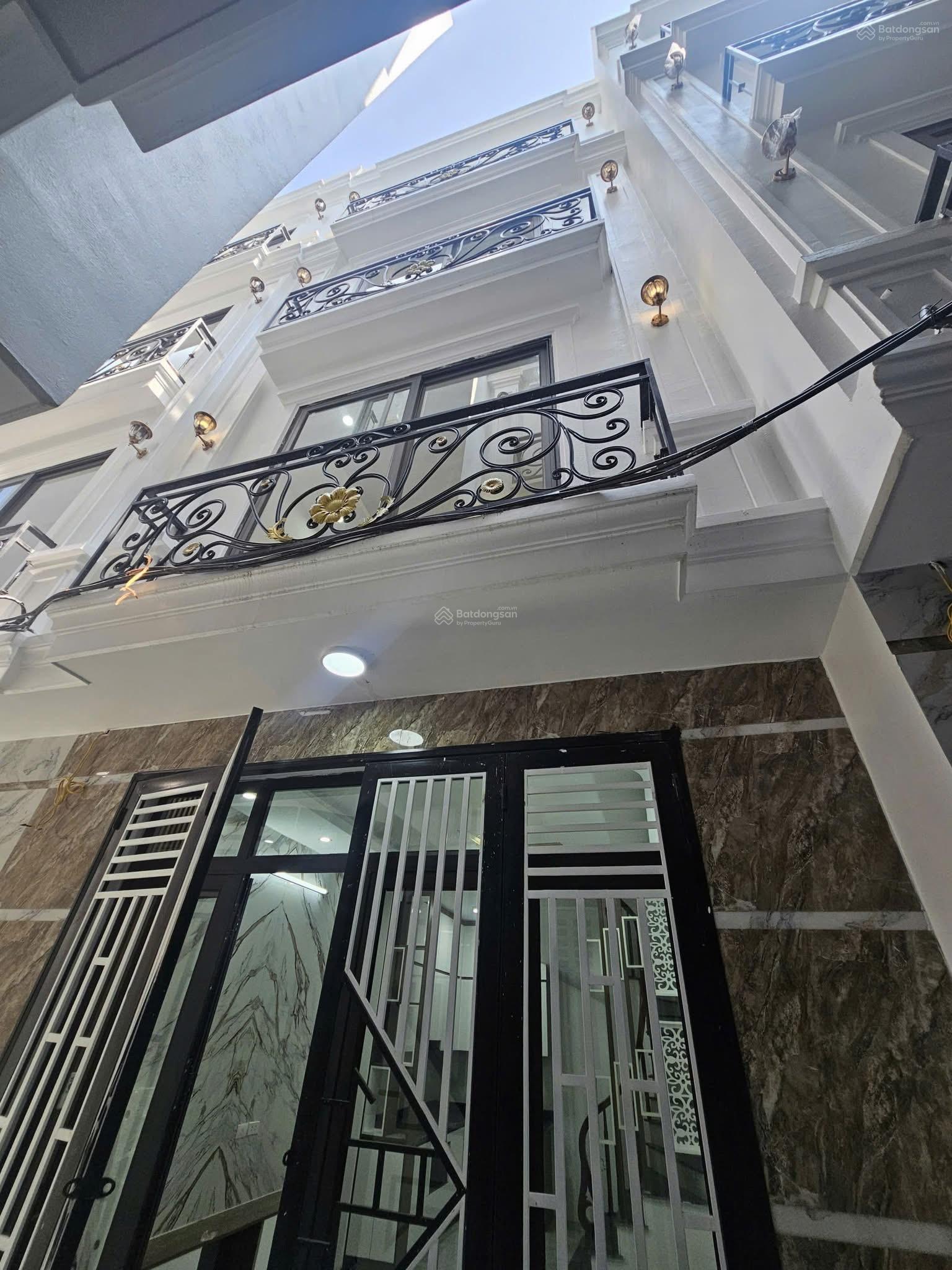 Bán nhà phố Việt Hưng. Rộng 30m2 xây 5 tầng mới. Cách phố chỉ 40m ngõ rộng đẹp . Sổ chính chủ