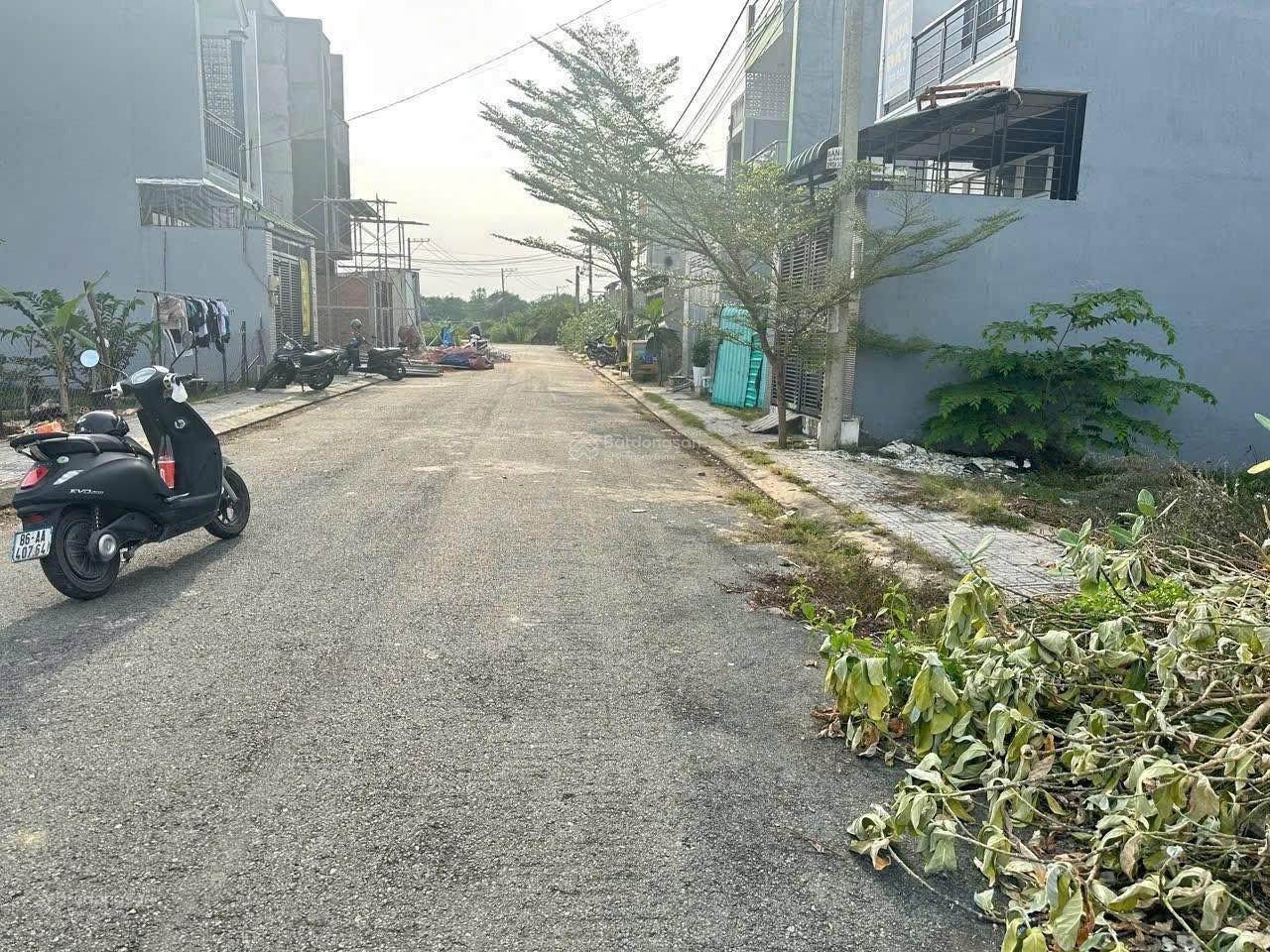 Đất nền sổ đỏ thổ cư Long Phước 56 m2 xây dựng tự do chỉ 2.35 Tỷ