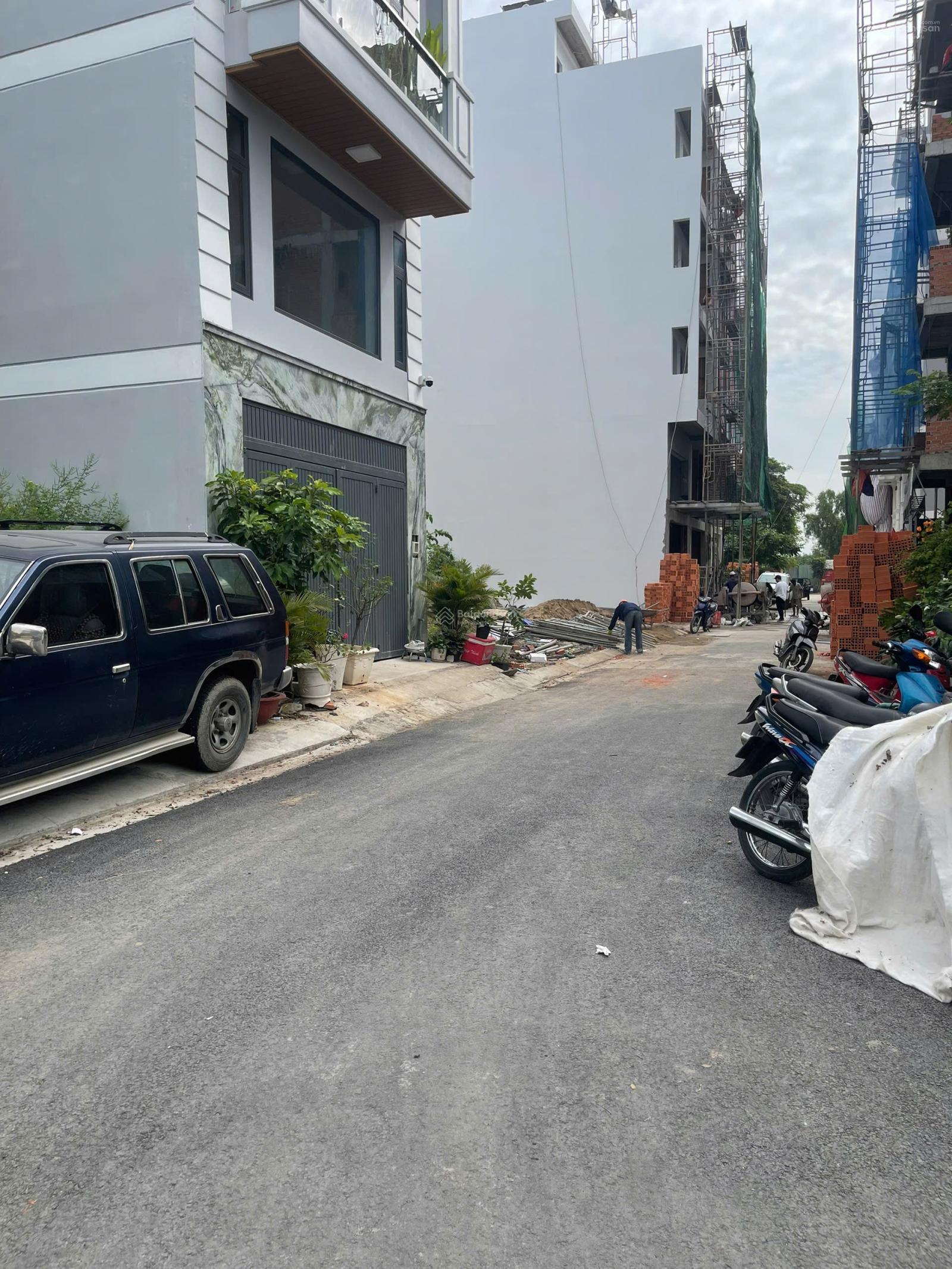 Đất đường Hoàng Quốc Việt, khu an ninh 5x12=60m2 giá 7.9 tỷ, đường nhựa 8m