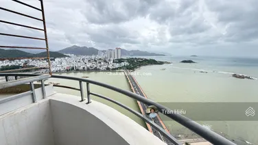 Chính chủ bán căn góc số 34 vip nhất tòa nhà view biển + view sông. Căn trống không nội thất. LVCC