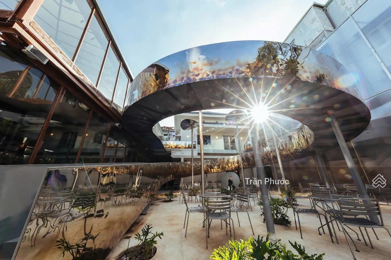 Biệt thự sân vườn 224 Pasteur P. VTS Quận 3 DT: 20x35m, NH 30m DTKV: 934m² KC: 1 trệt, 1 lầu