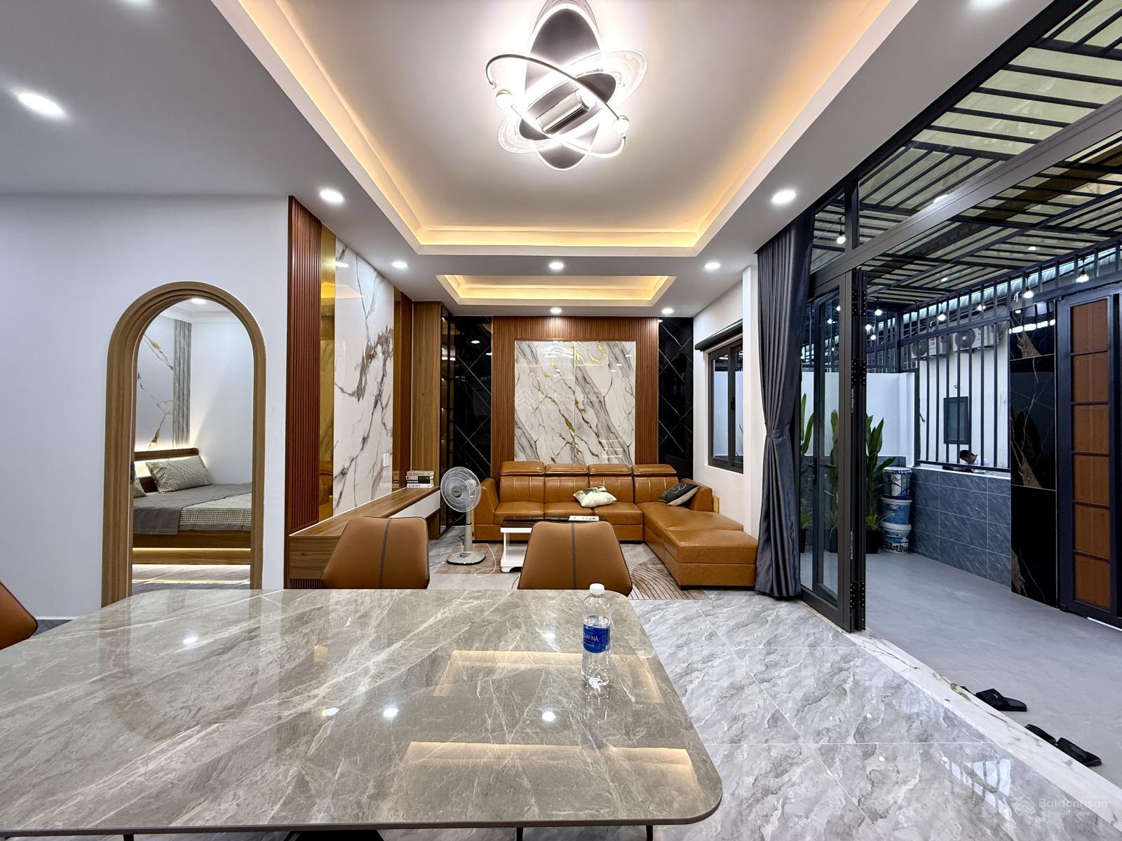 Nhà có phòng ngủ tầng trệt, DT: 7x10m, Trệt, 2 Lầu, 4PN, P. Thờ, Sân thượng, hướng tây nam, 5.85 tỷ