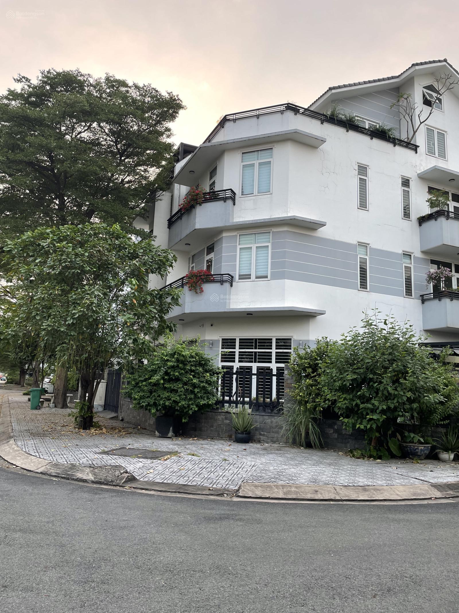 Bán gấp biệt thự 252m2 Lô góc KDC Gia Hòa 4 tầng, nội thất đẹp có thang máy, Phước Long B, Quận 9