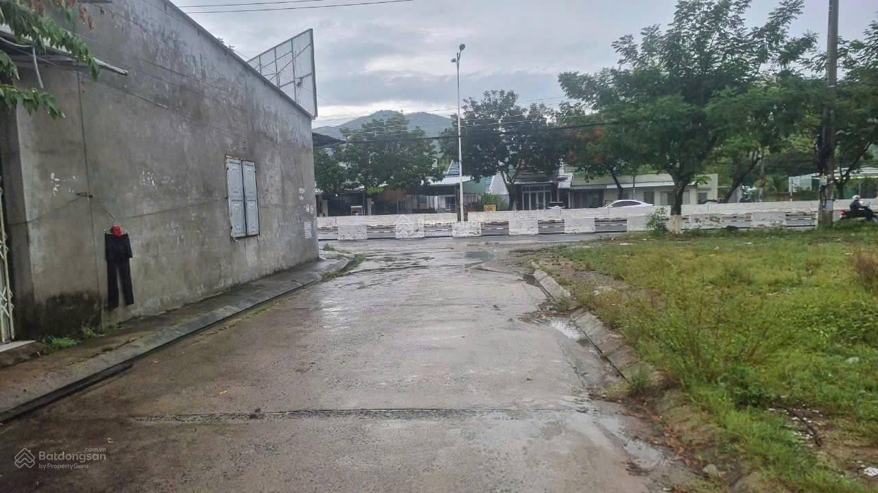 Hiếm, lô đất 2 mặt tiền, gần Sungroup, ngang 11m, mặt tiền Nguyễn Tất Thành, Sông Lô, Nha Trang